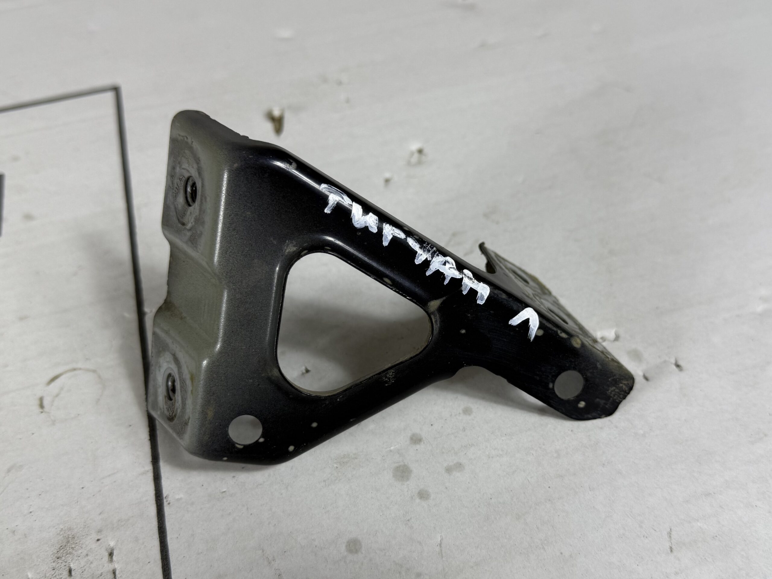 Кронштейн крепления крыла переднего левого vw tiguan i 2007 2011 17102120 (1)