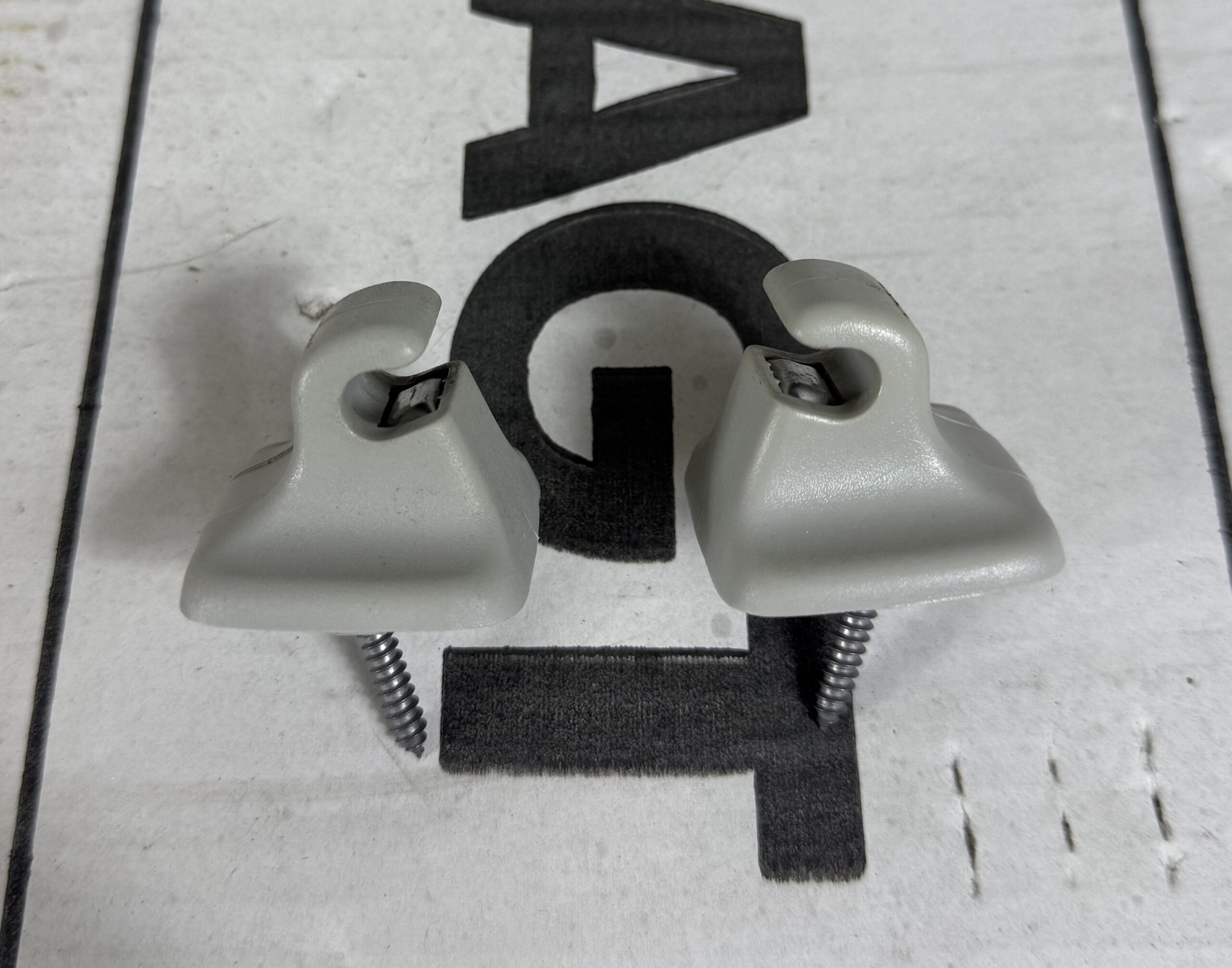 Крючок солнцезащитного козырька пара vw tiguan i 2007 2011 17102133 (2)