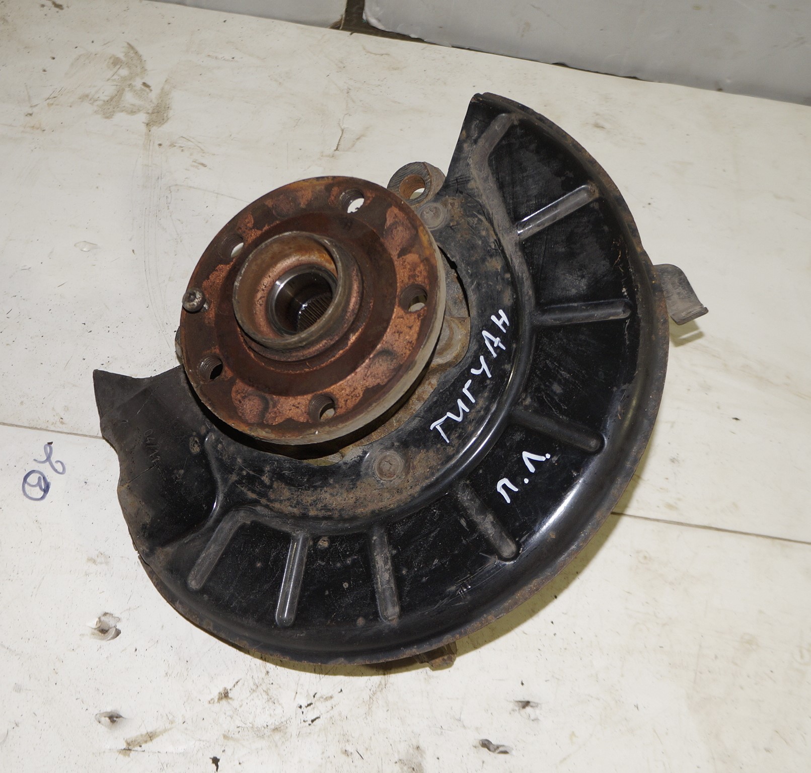 Кулак поворотный передний левый со ступицей vw tiguan i 2007 2011 17102135 (1)