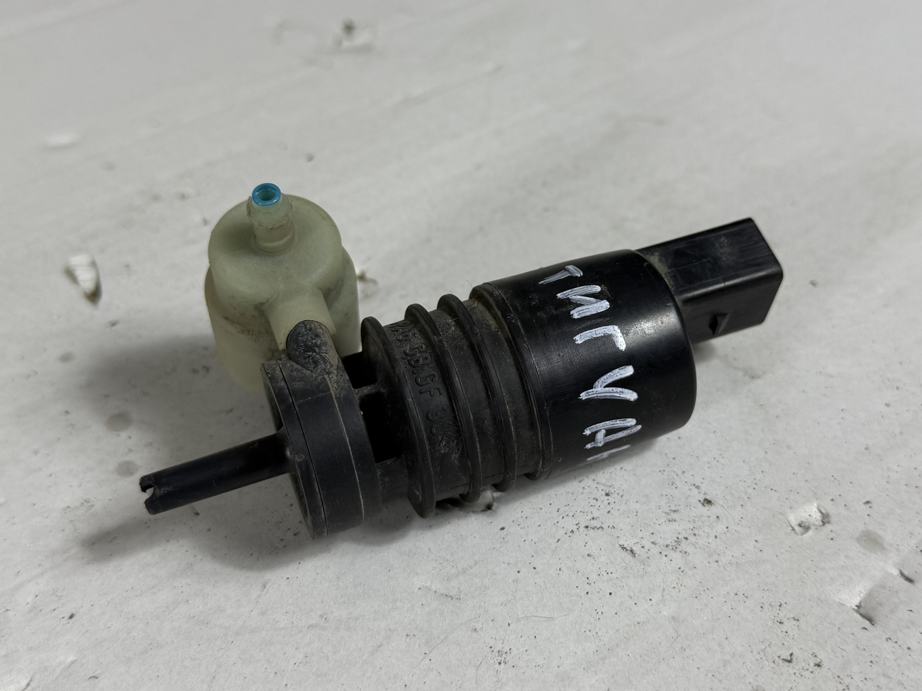 Моторчик (насос) бачка омывателя vw tiguan i 2007 2011 17102145 (1)