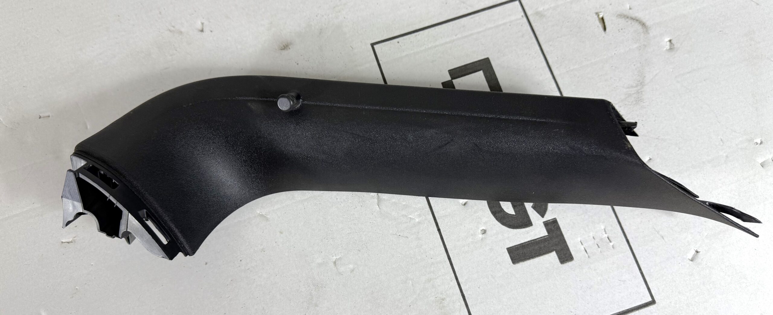 Накладка внутренняя двери багажника левая vw tiguan i 2007 2011 17102152 (1)