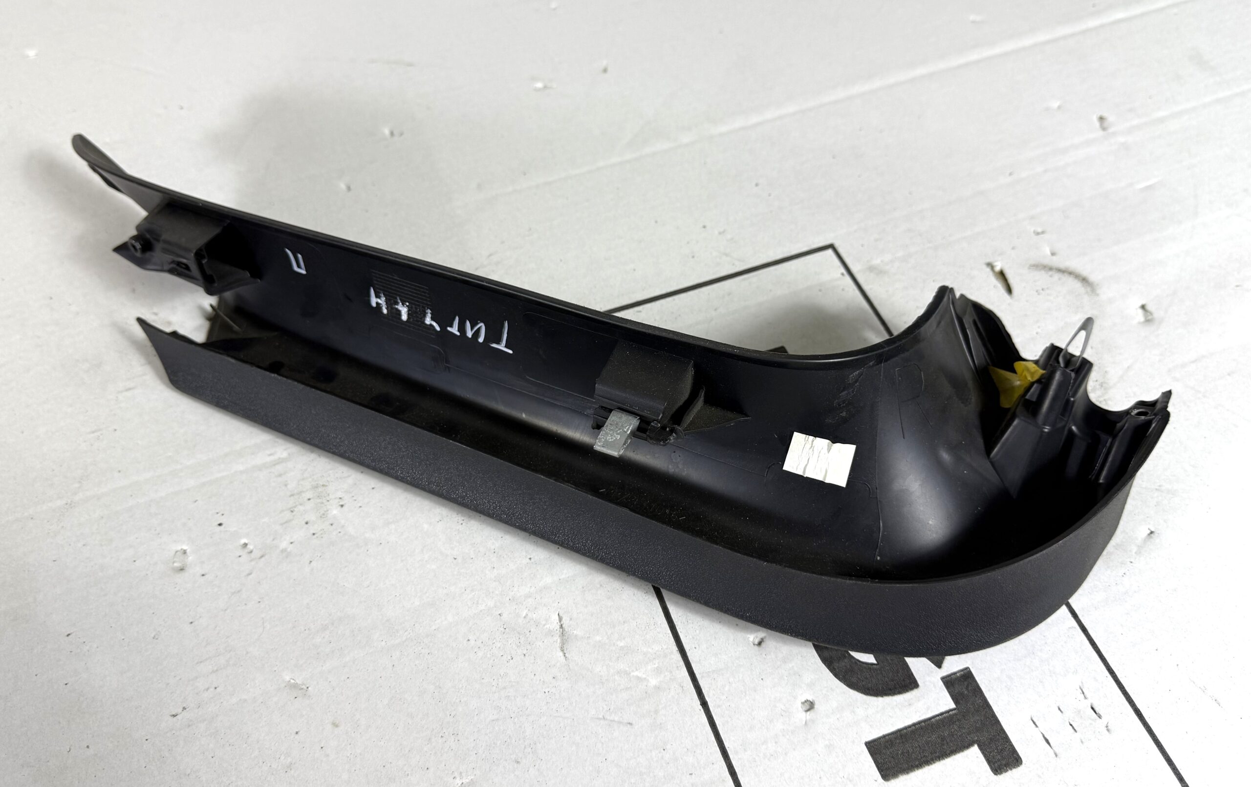 Накладка внутренняя двери багажника правая vw tiguan i 2007 2011 17102153 (3)