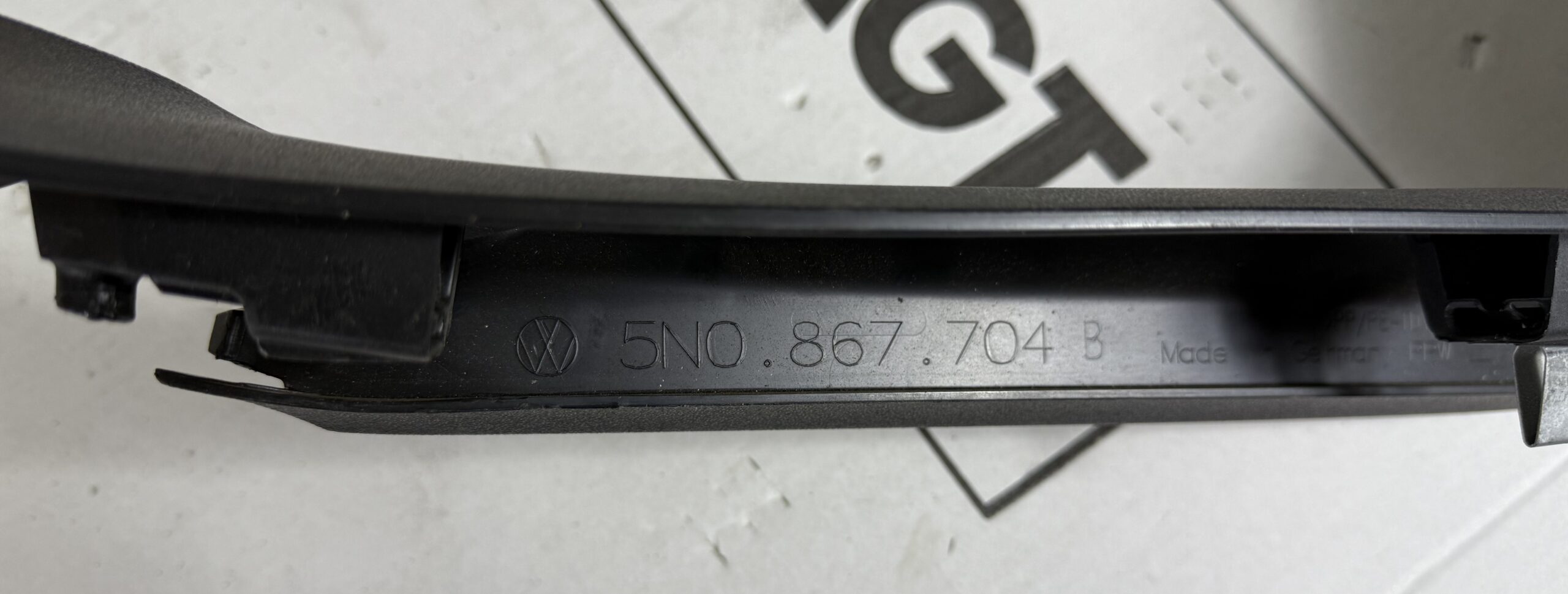 Накладка внутренняя двери багажника правая vw tiguan i 2007 2011 17102153 (4)
