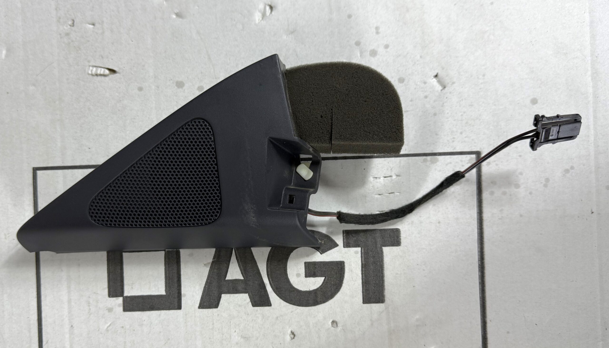 Накладка внутренняя зеркала с динамиком левая vw tiguan i 2007 2011 17102154 (1)