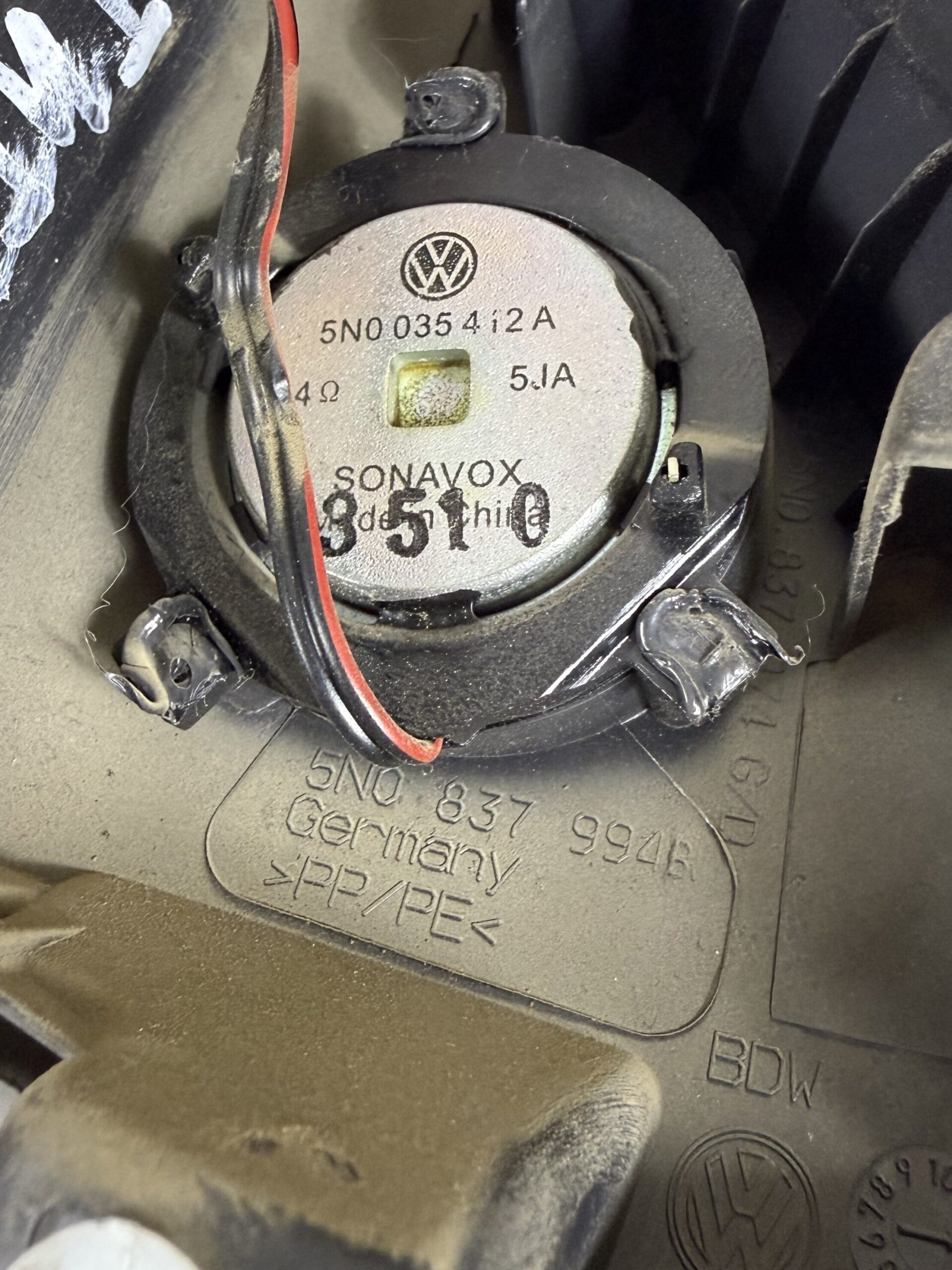 Накладка внутренняя зеркала с динамиком правая vw tiguan i 2007 2011 17102155 (5)