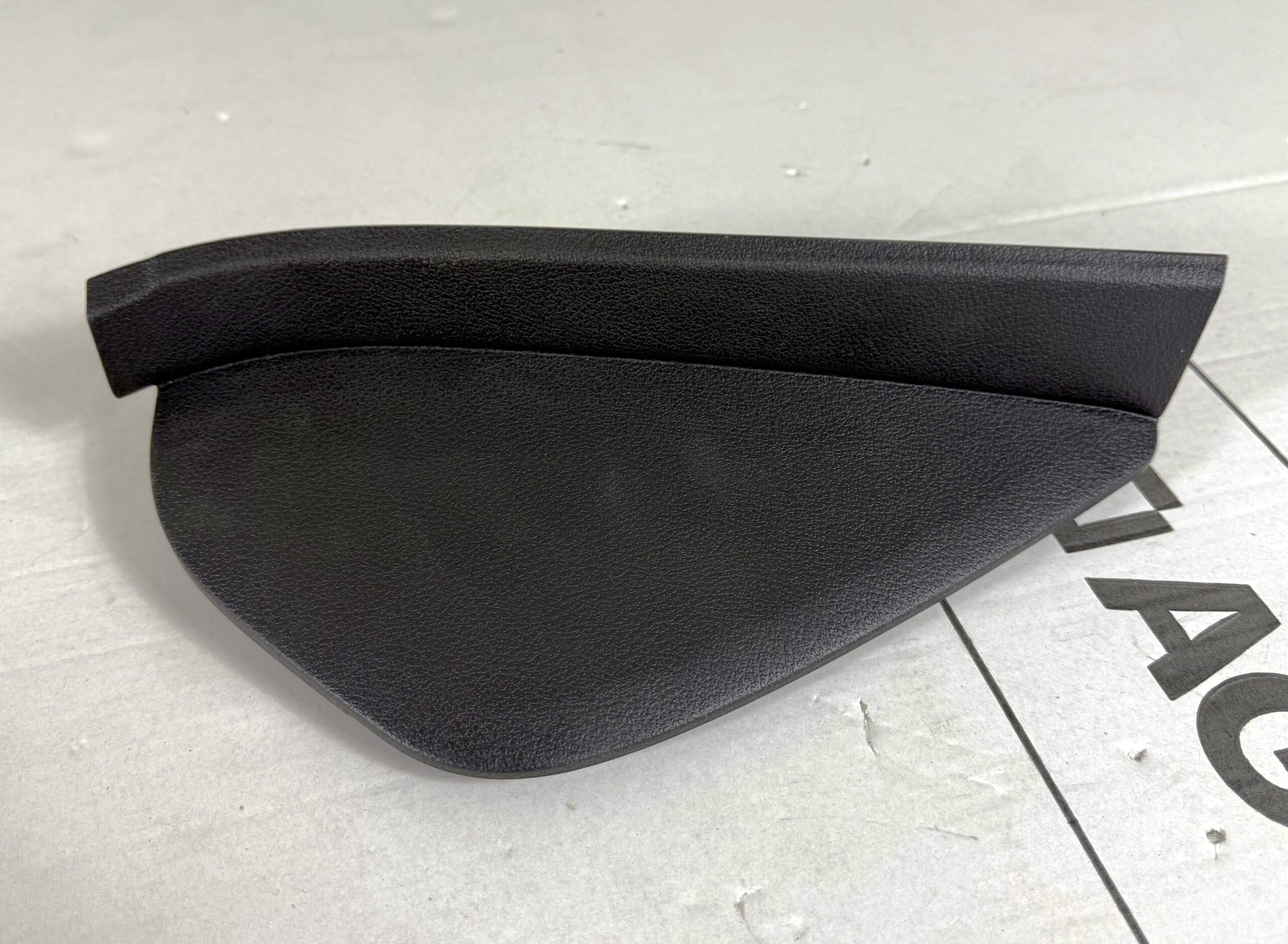 Накладка внутренняя торпедо боковая правая vw tiguan i 2007 2011 17102176 (1)