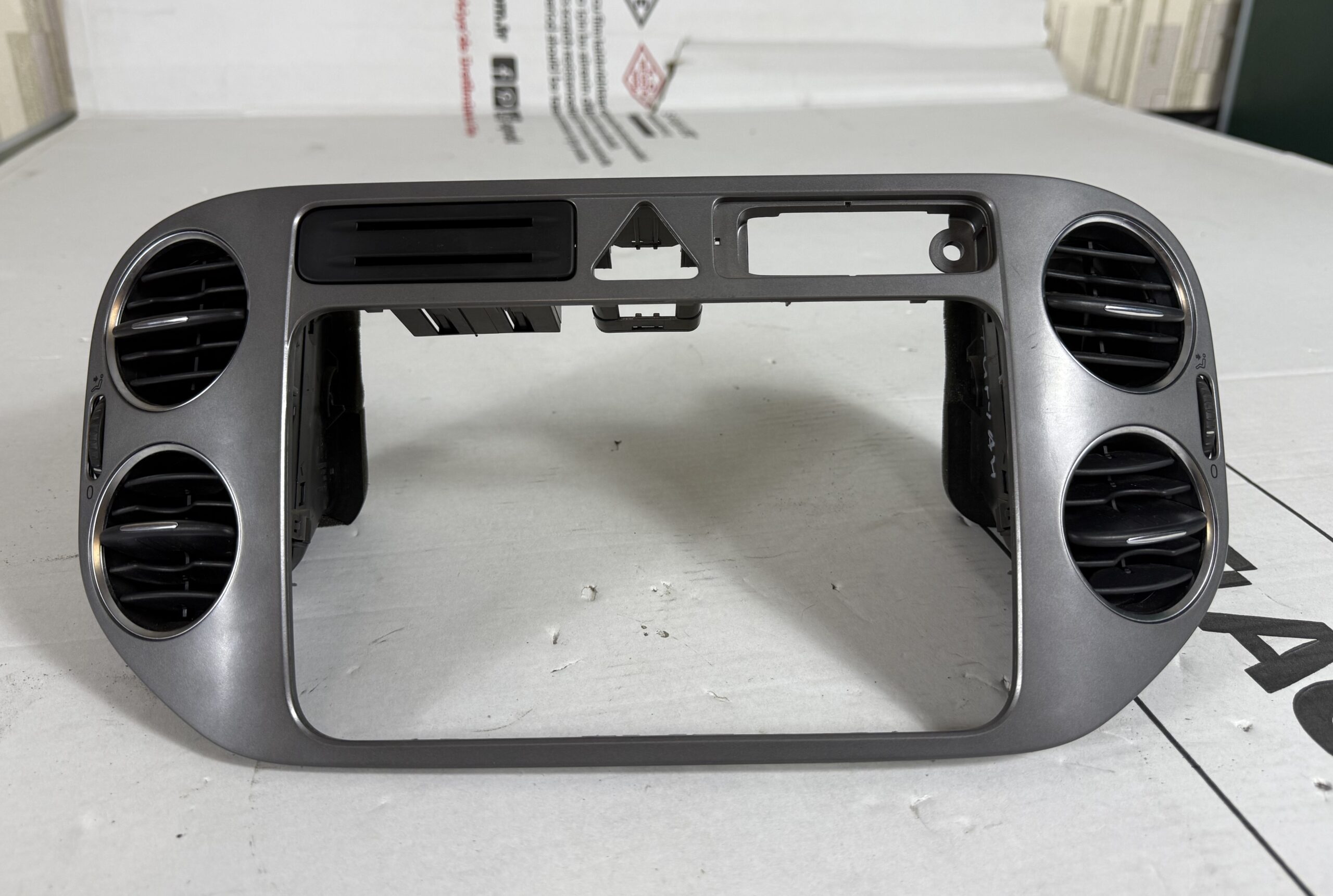 Накладка внутренняя торпедо с дефлекторами vw tiguan i 2007 2011 17102178 (1)