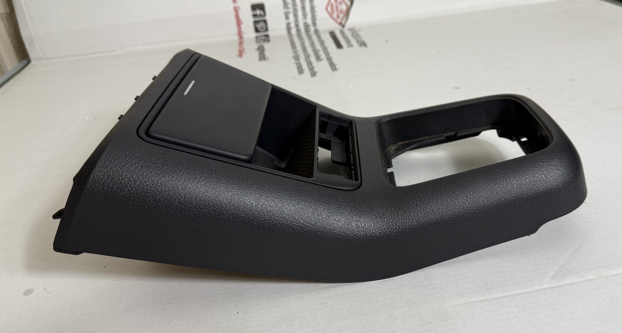 Накладка внутренняя центральной консоли vw tiguan i 2007 2011 17102179 (1)