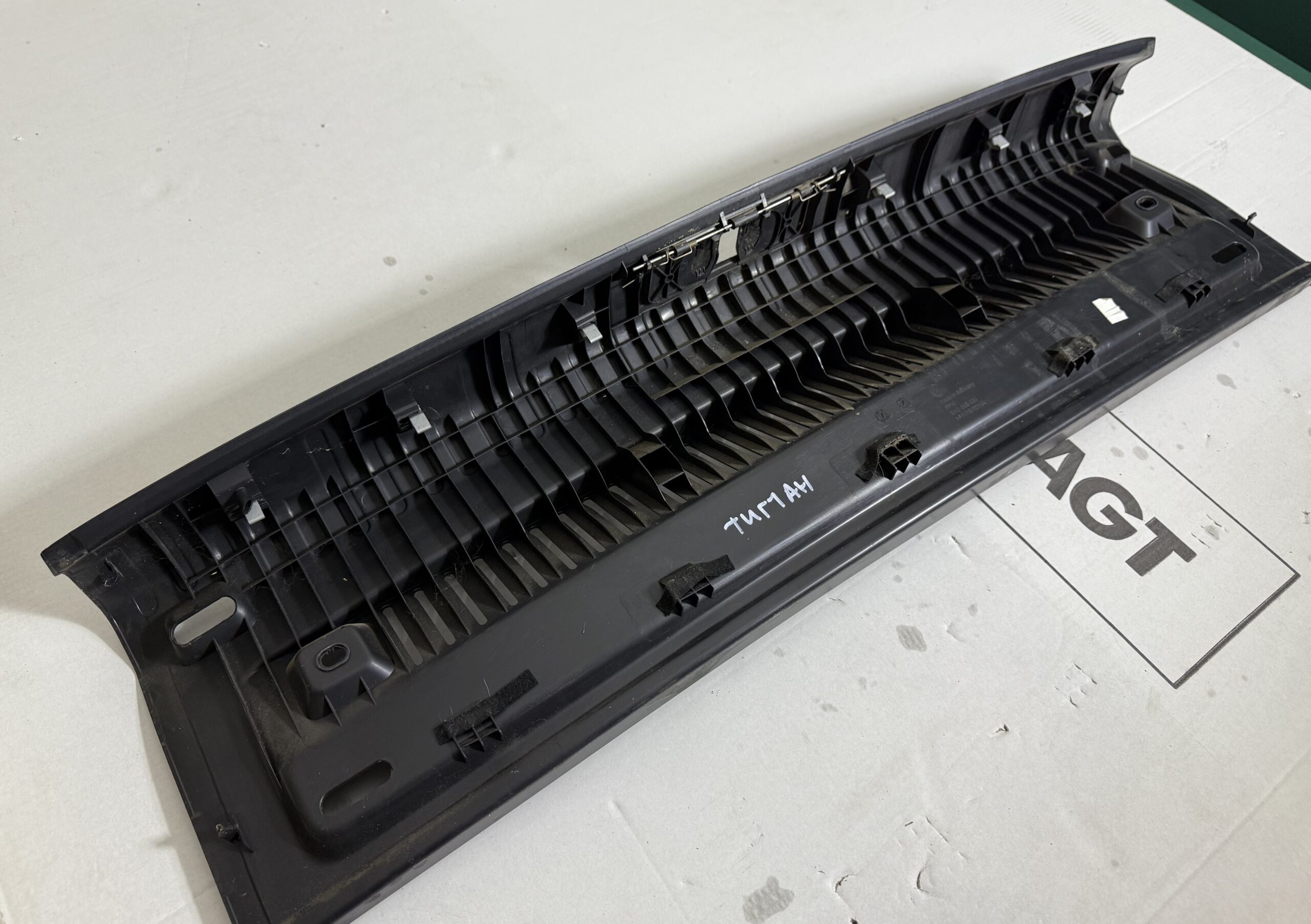 Накладка петли замка багажника vw tiguan i 2007 2011 17102187 (8)