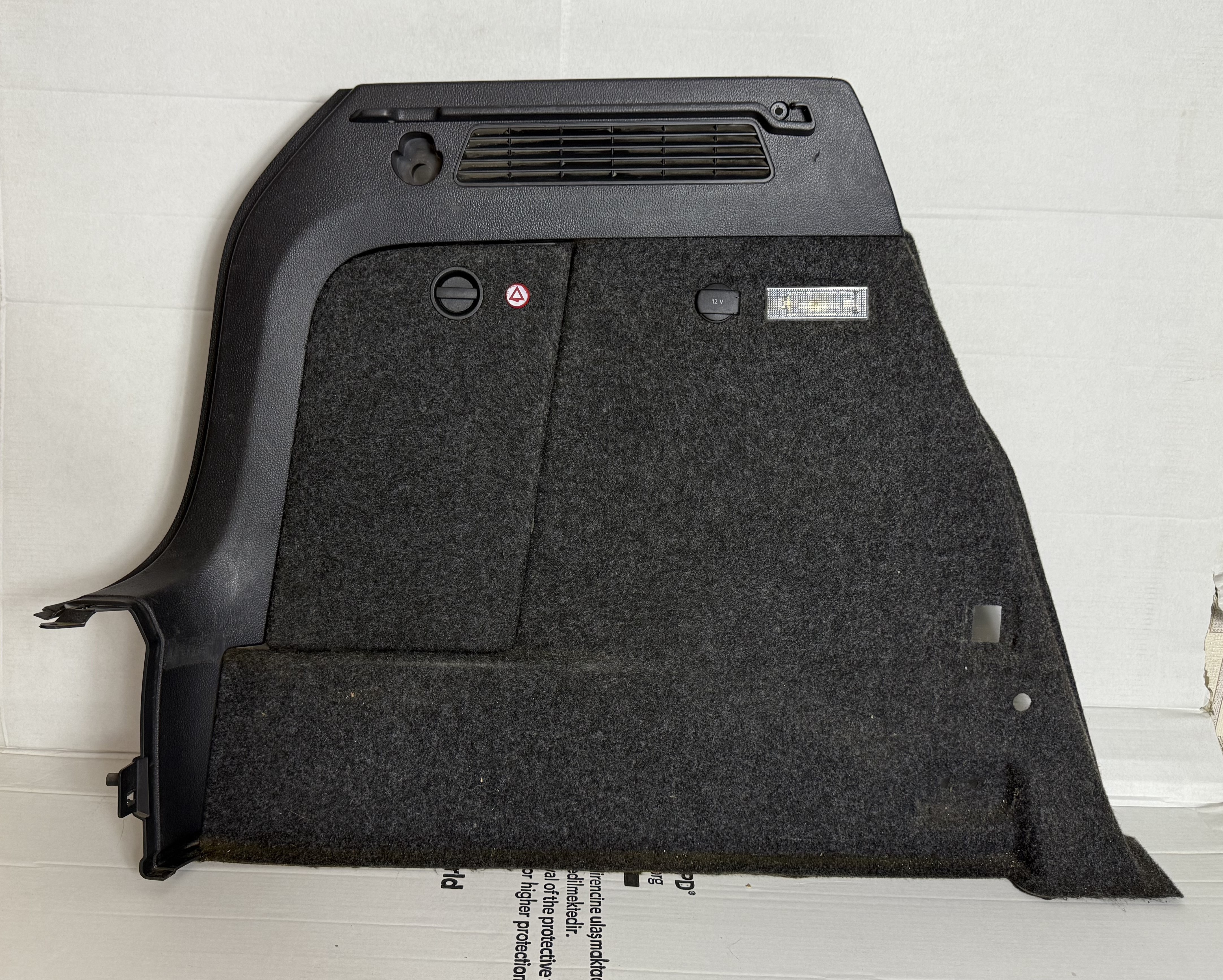 Обшивка багажника боковая левая vw tiguan i 2007 2011 17102193 (1)