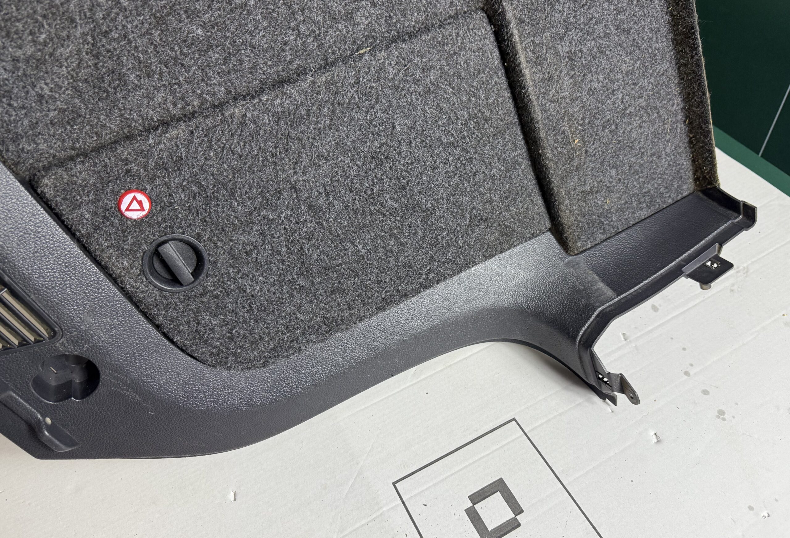 Обшивка багажника боковая левая vw tiguan i 2007 2011 17102193 (3)