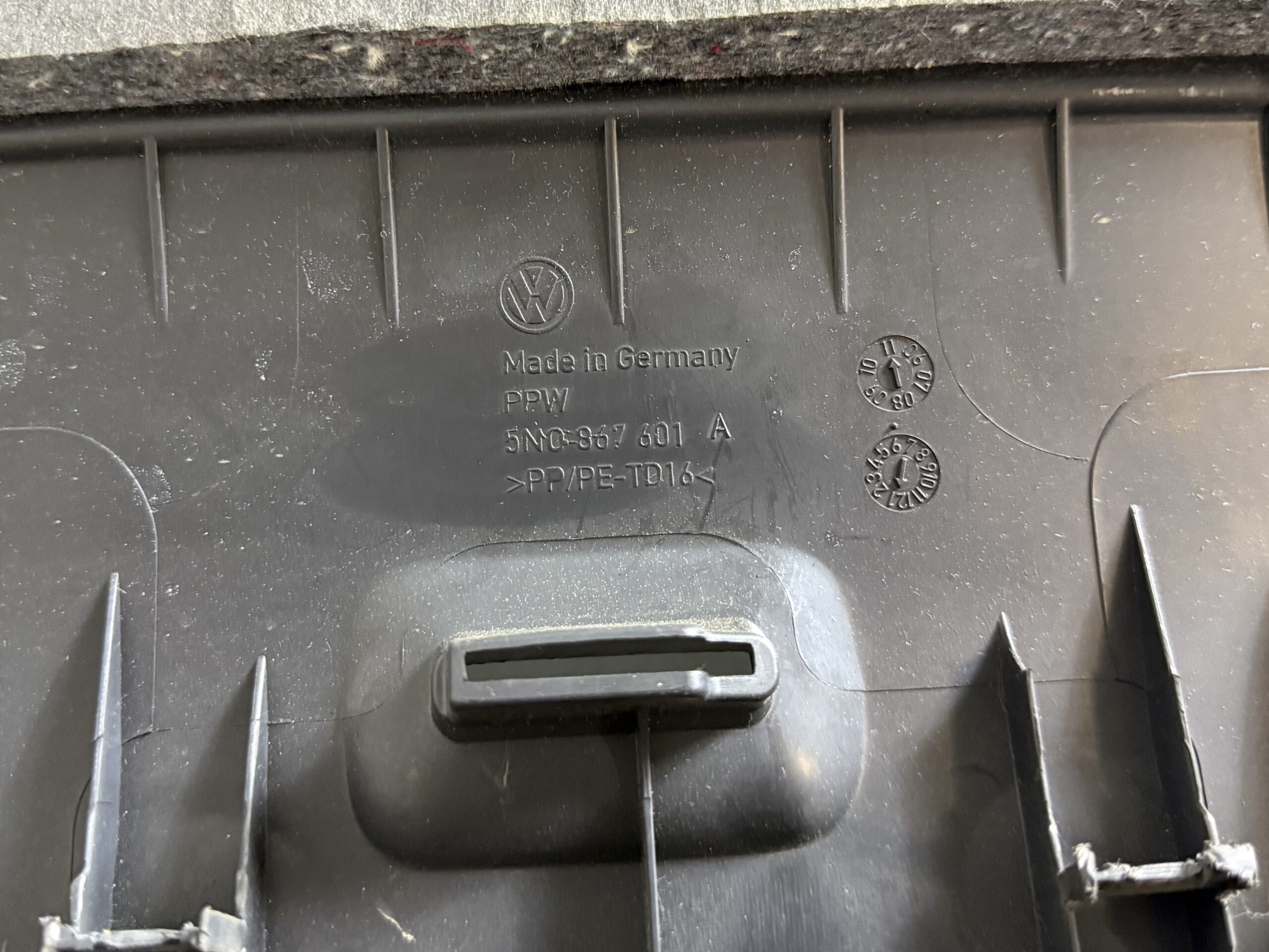 Обшивка двери багажника vw tiguan i 2007 2011 17102195 (7)