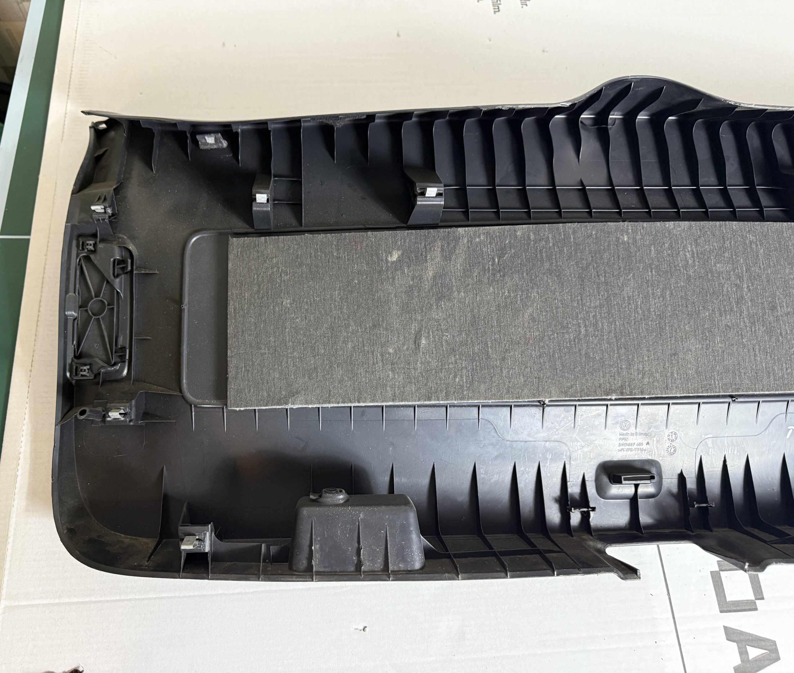 Обшивка двери багажника vw tiguan i 2007 2011 17102195 (8)
