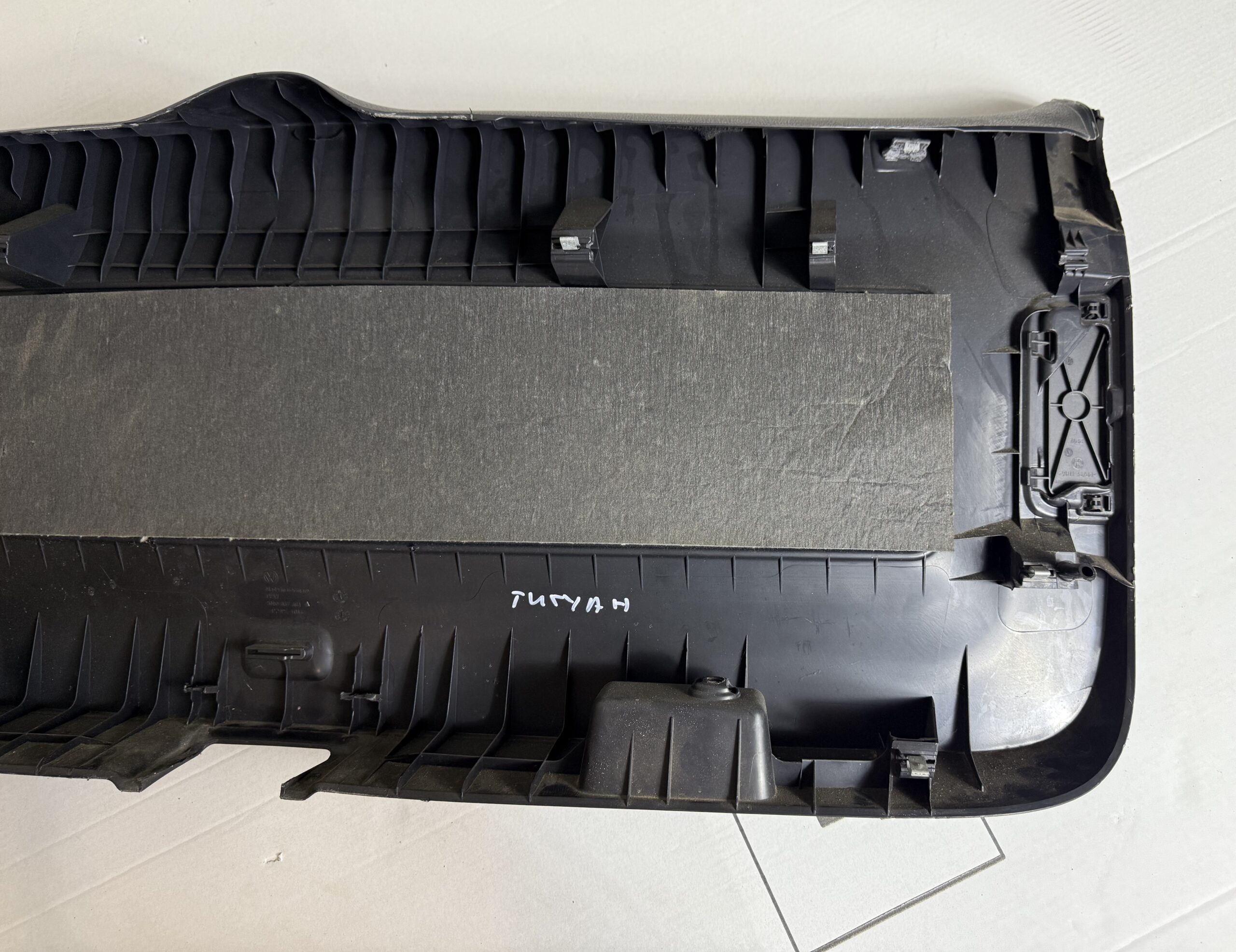 Обшивка двери багажника vw tiguan i 2007 2011 17102195 (9)