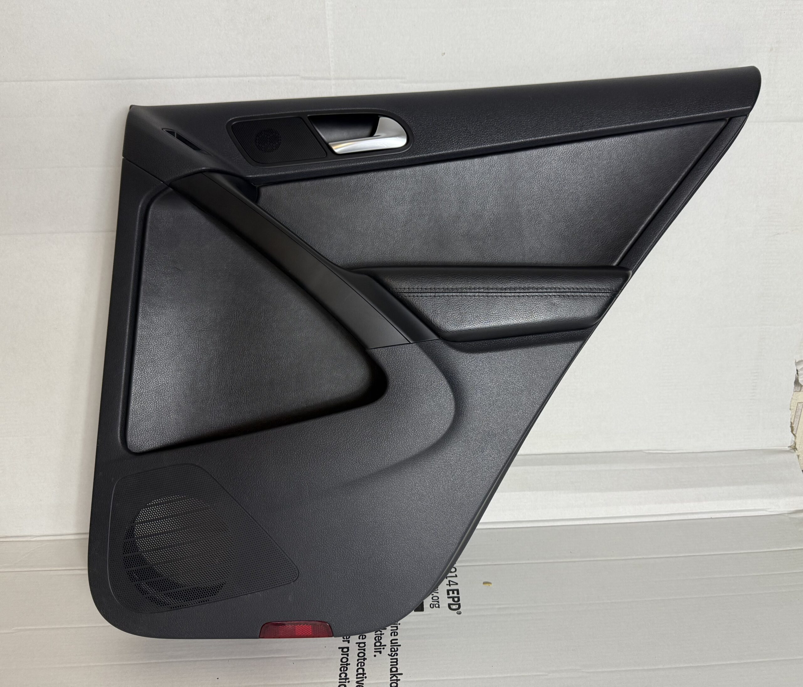 Обшивка двери задняя правая vw tiguan i 2007 2011 17102197 (1)