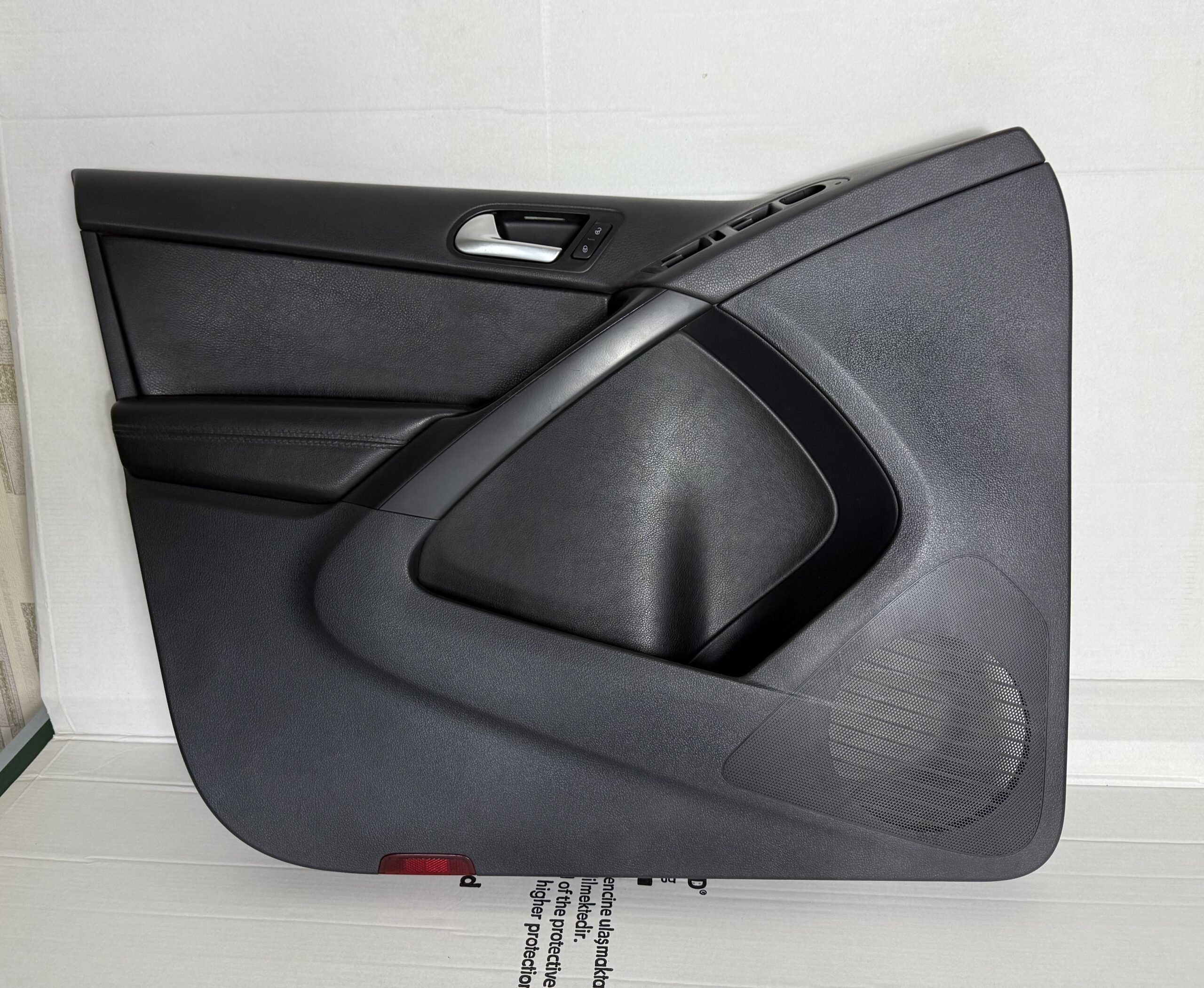 Обшивка двери передняя левая vw tiguan i 2007 2011 17102198 (1)