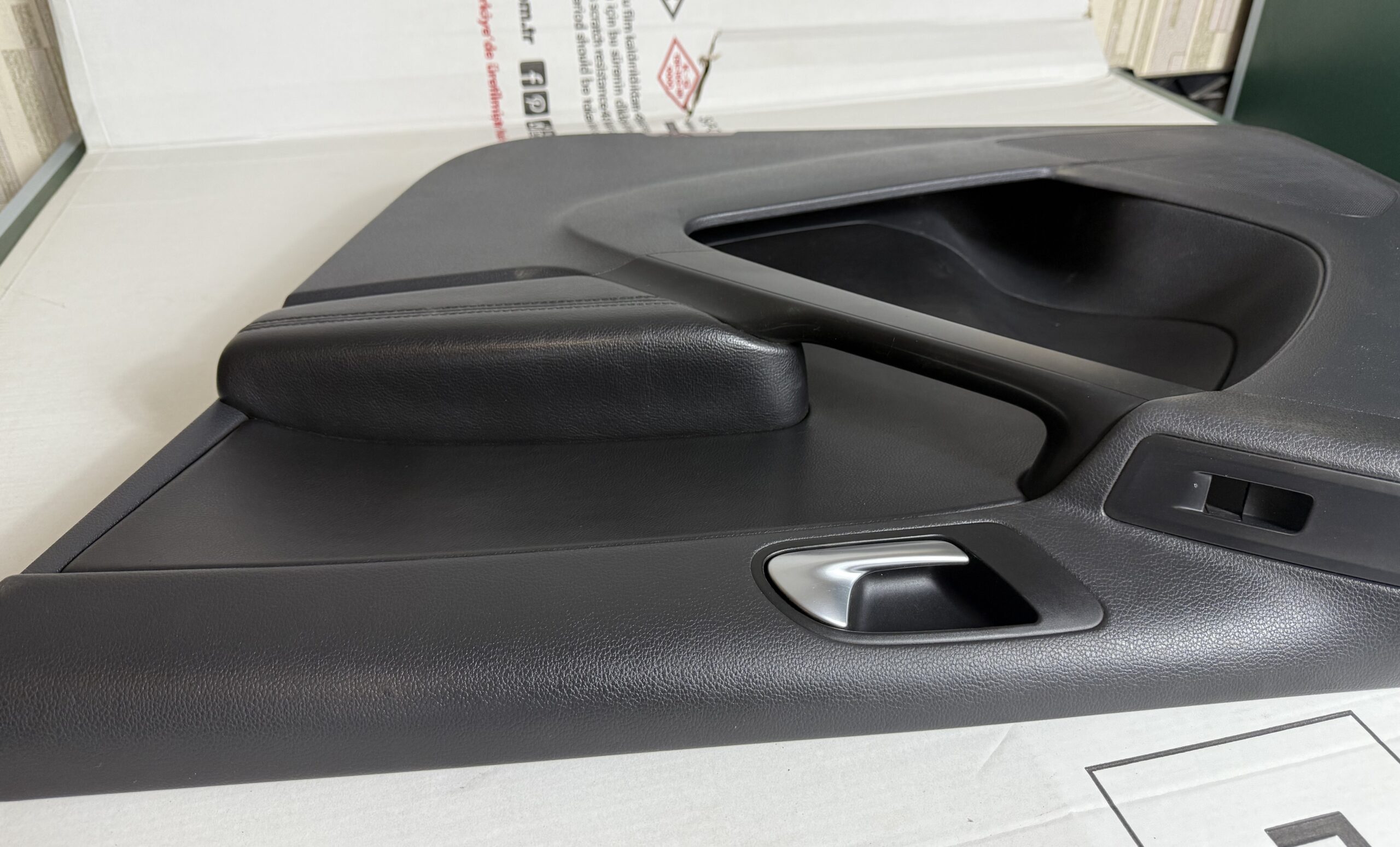Обшивка двери передняя правая vw tiguan i 2007 2011 17102199 (2)