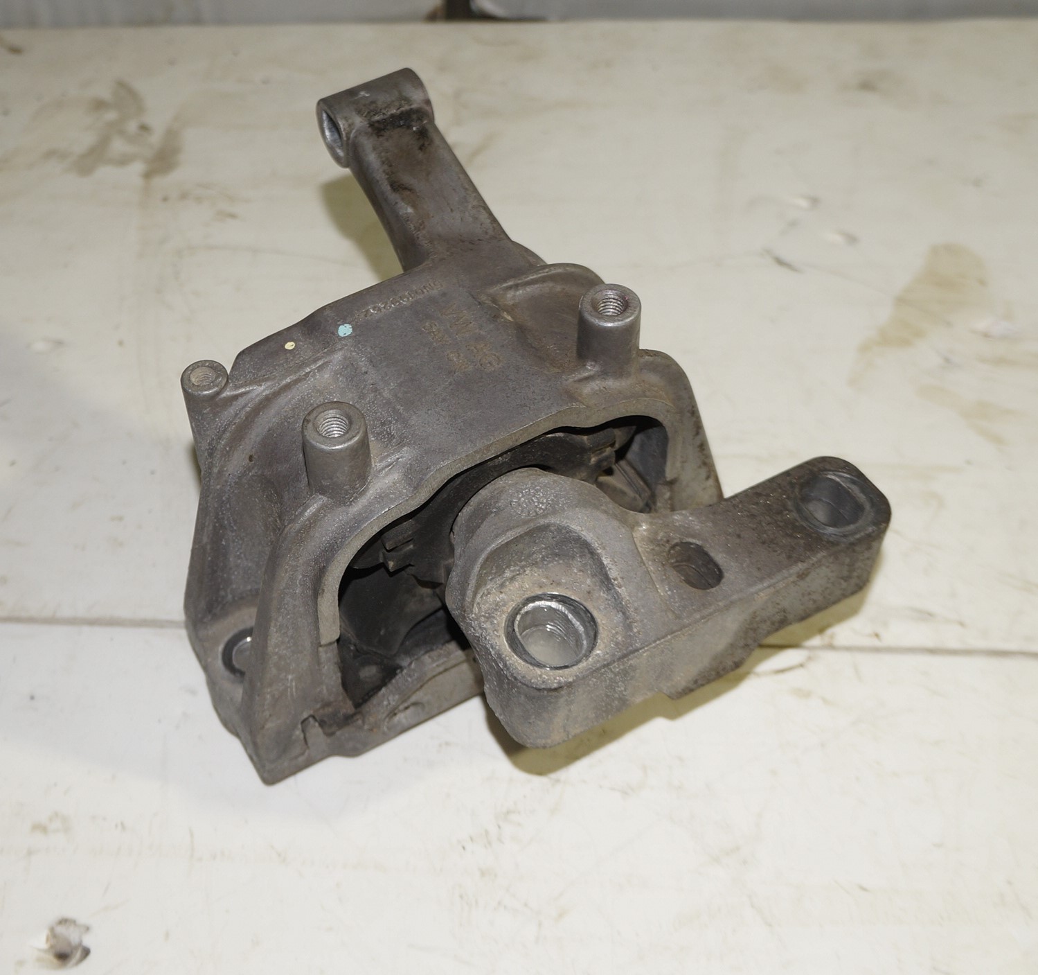 Опора двигателя правая vw tiguan i 2007 2011 17102203 (1)