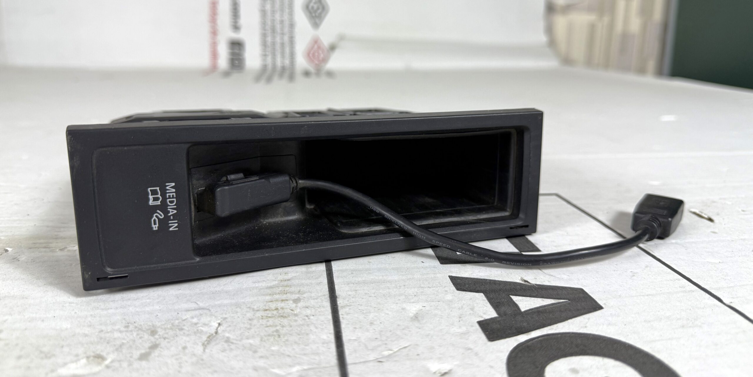 Панель c разъемами usbaux vw tiguan i 2007 2011 17102209 (1)