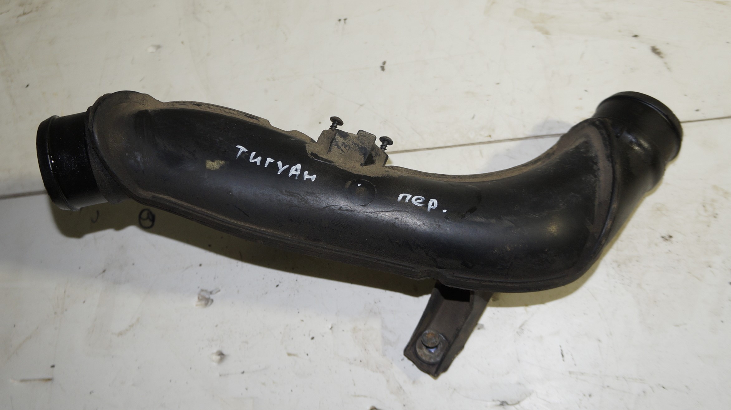 Патрубок впускного коллектора vw tiguan i 2007 2011 17102213 (1)