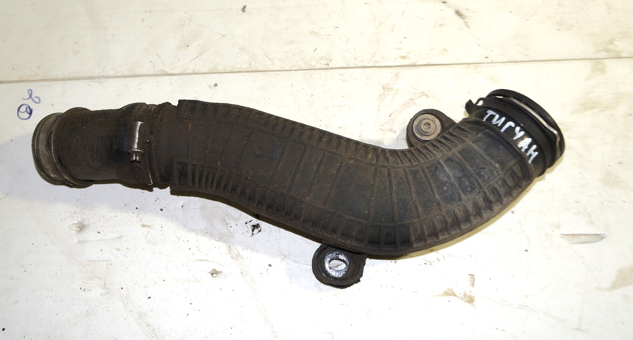 Патрубок интеркуллера пластик гофра vw tiguan i 2007 2011 17102215 (1)