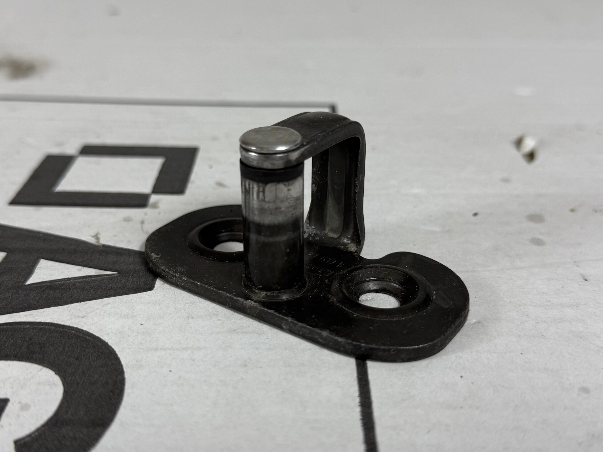 Петля замка багажника vw tiguan i 2007 2011 17102227 (1)