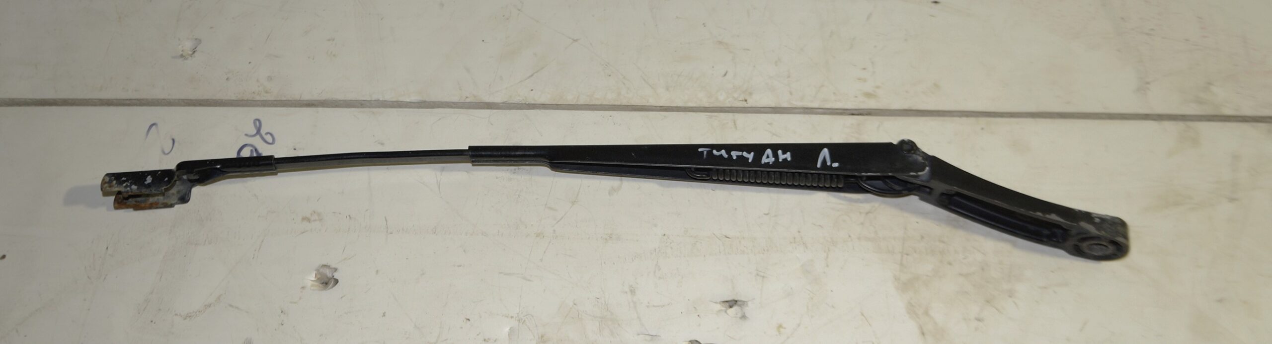 Поводок стеклоочистителя левый vw tiguan i 2007 2011 17102230 (1)