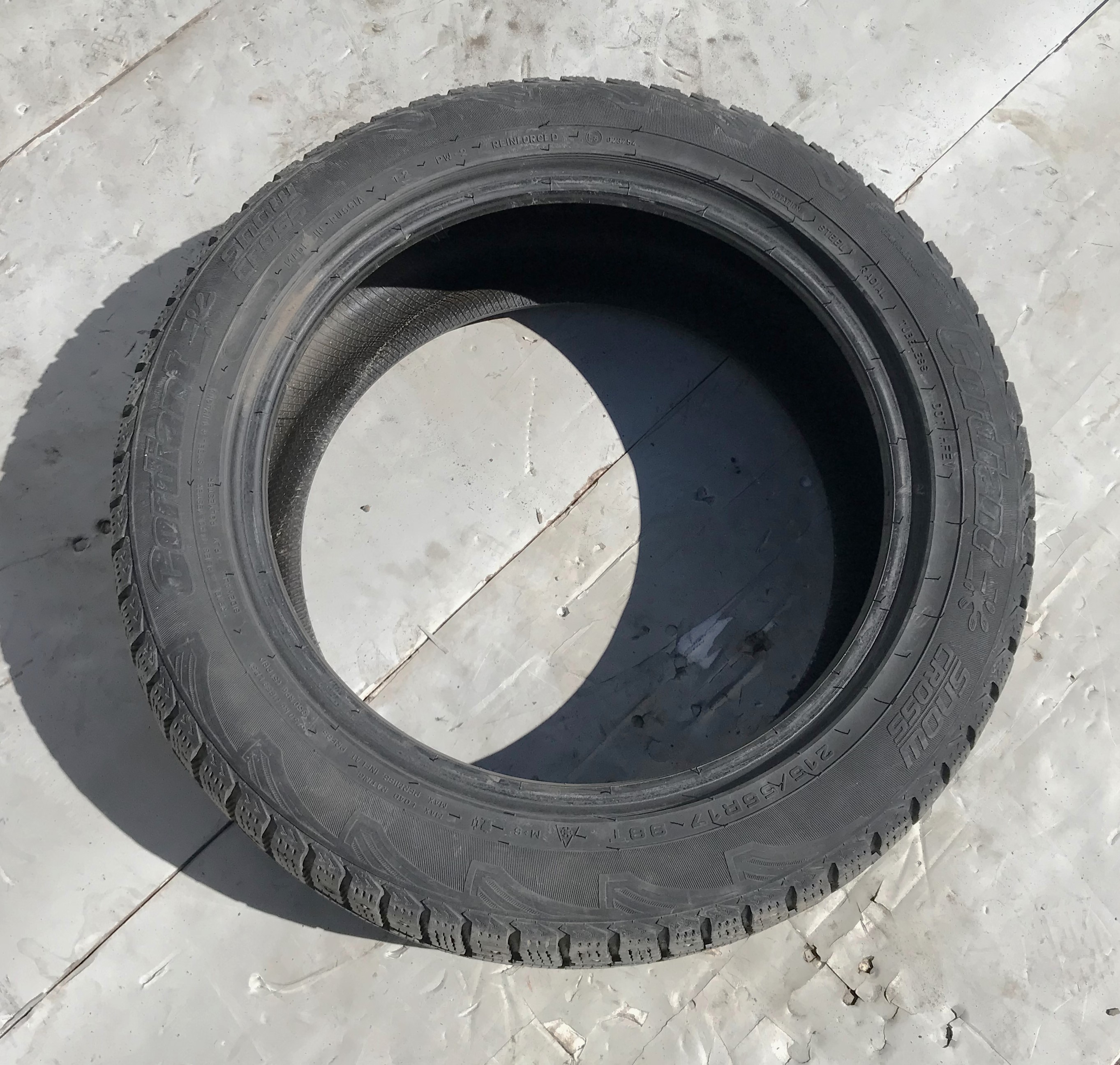 Резина бу зимняя шипованая r17 1 шт. 21555 vw tiguan i 2007 2011 17102254 (1)