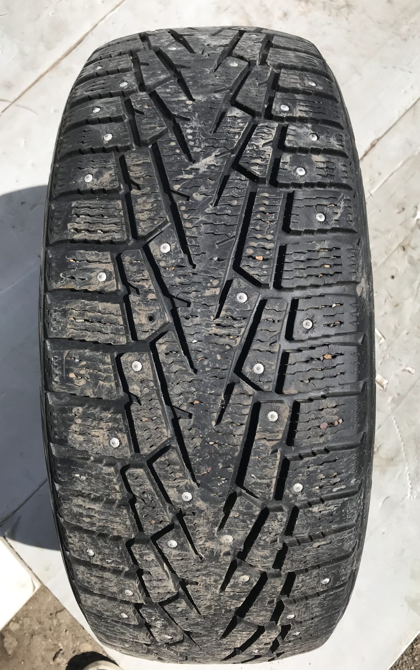 Резина бу зимняя шипованая r17 1 шт. 21555 vw tiguan i 2007 2011 17102254 (7)