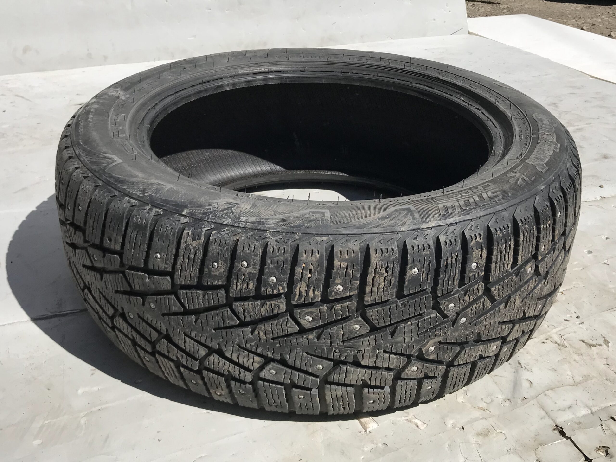 Резина бу зимняя шипованая r17 1 шт. 21555 vw tiguan i 2007 2011 17102254 (9)