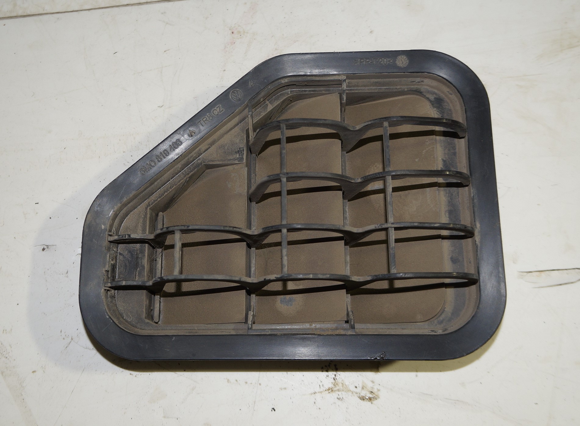 Решетка вентиляционная правая vw tiguan i 2007 2011 17102259 (1)