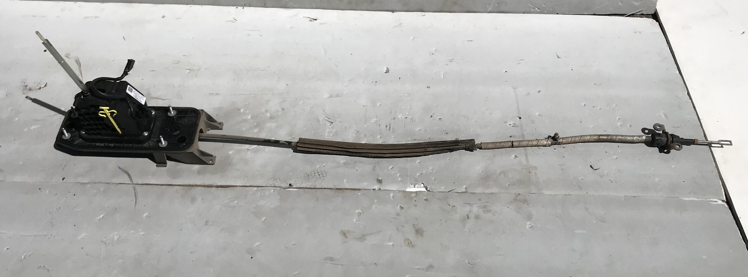 Рычаг переключения кпп с тросом vw tiguan i 2007 2011 17102267 (1)