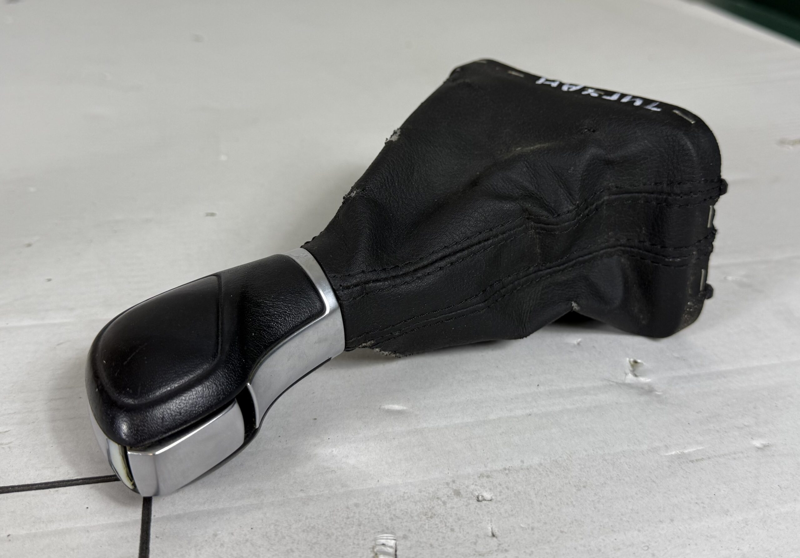 Рычаг переключения кпп с чехлом vw tiguan i 2007 2011 17102268 (1)