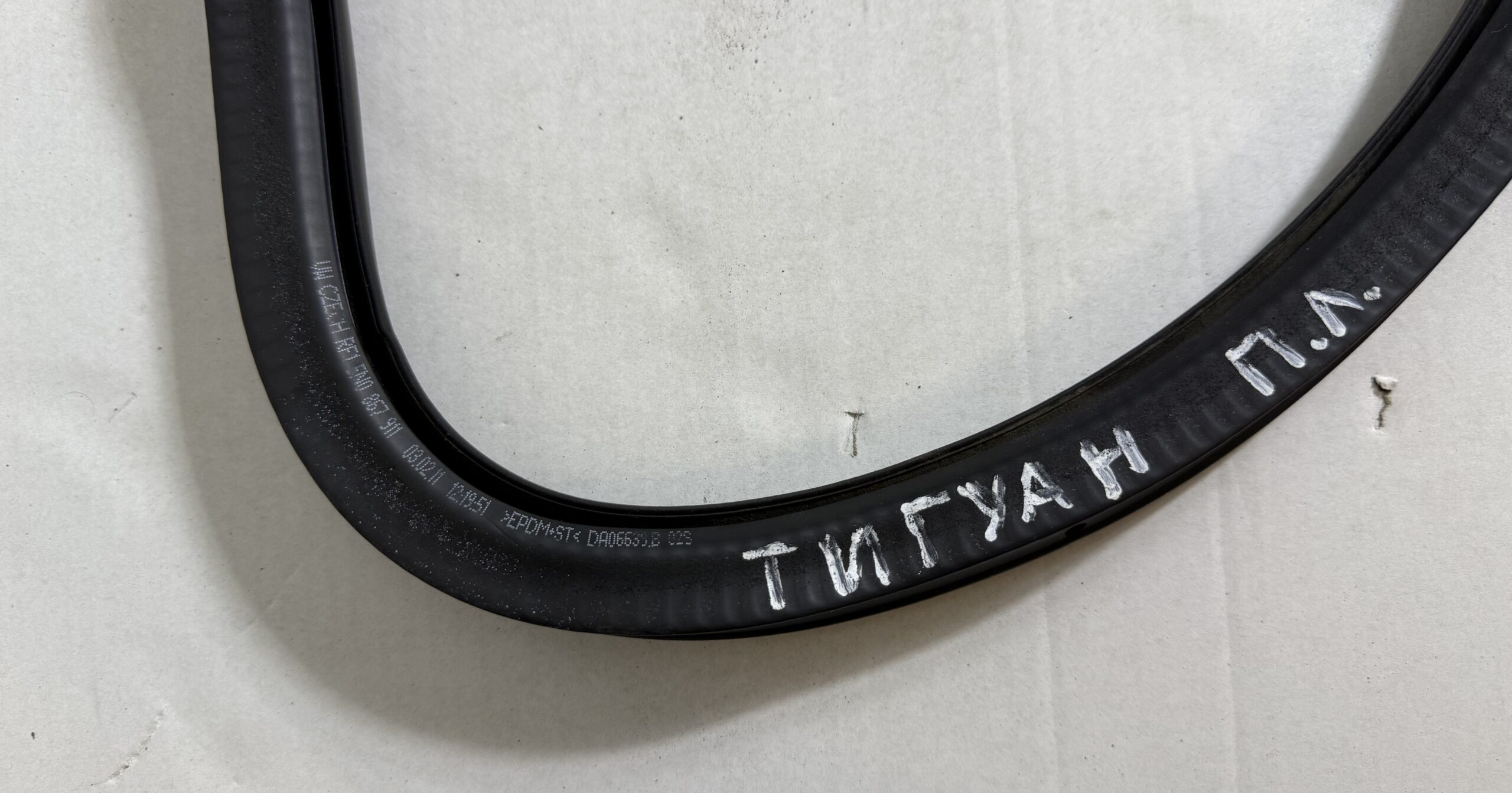 Уплотнитель резиновый кузовной проёма двери передней левой vw tiguan i 2007 2011 17102307 (3)