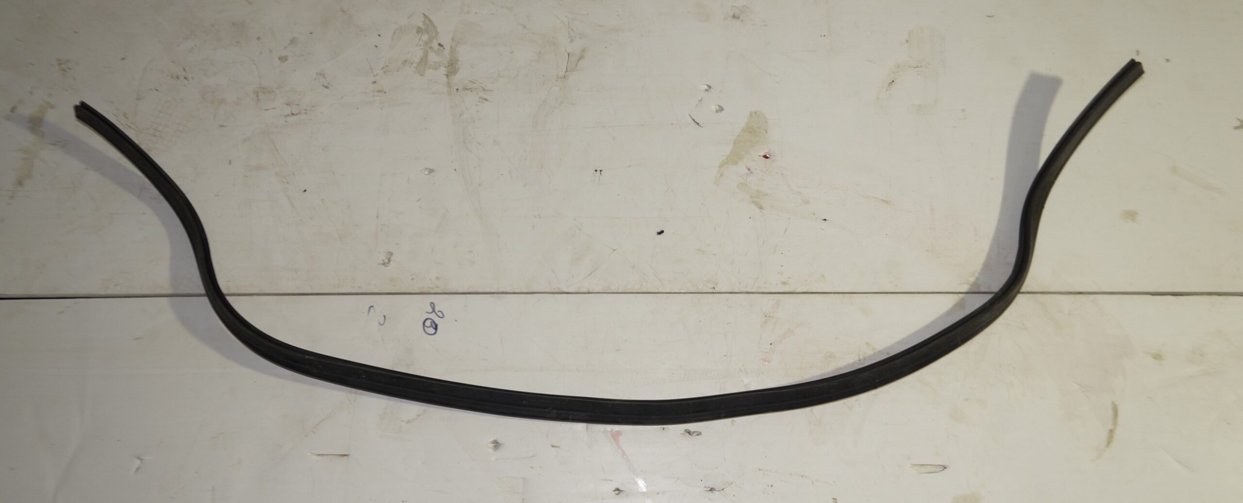 Уплотнитель резиновый подкапотный на жабо vw tiguan i 2007 2011 17102309 (1)