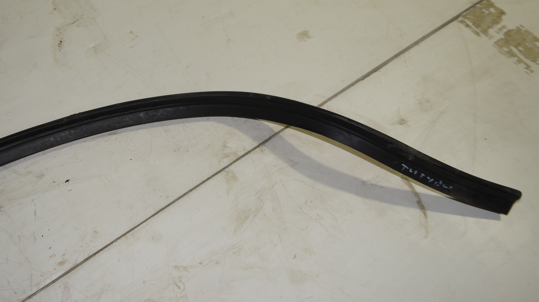 Уплотнитель резиновый подкапотный на жабо vw tiguan i 2007 2011 17102309 (3)