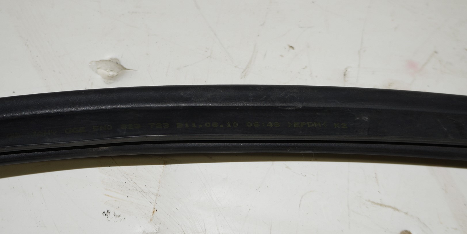 Уплотнитель резиновый подкапотный на жабо vw tiguan i 2007 2011 17102309 (4)
