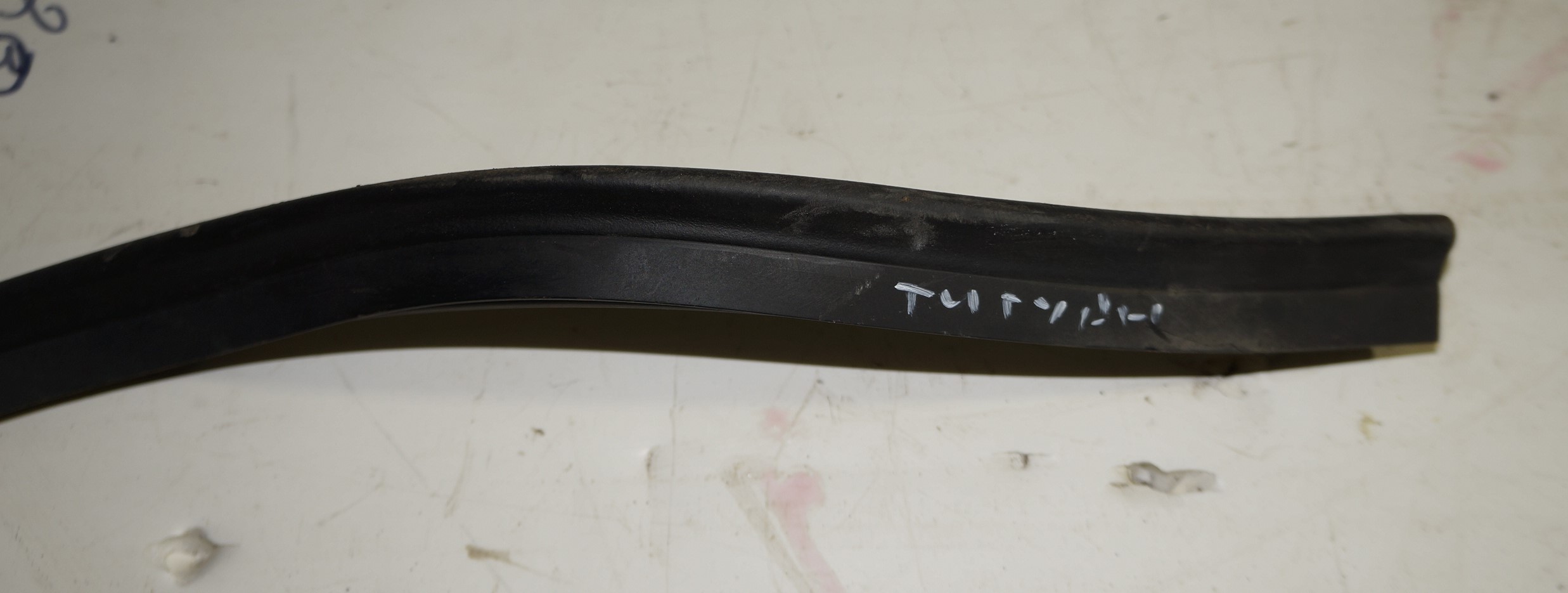 Уплотнитель резиновый подкапотный на жабо vw tiguan i 2007 2011 17102309 (5)