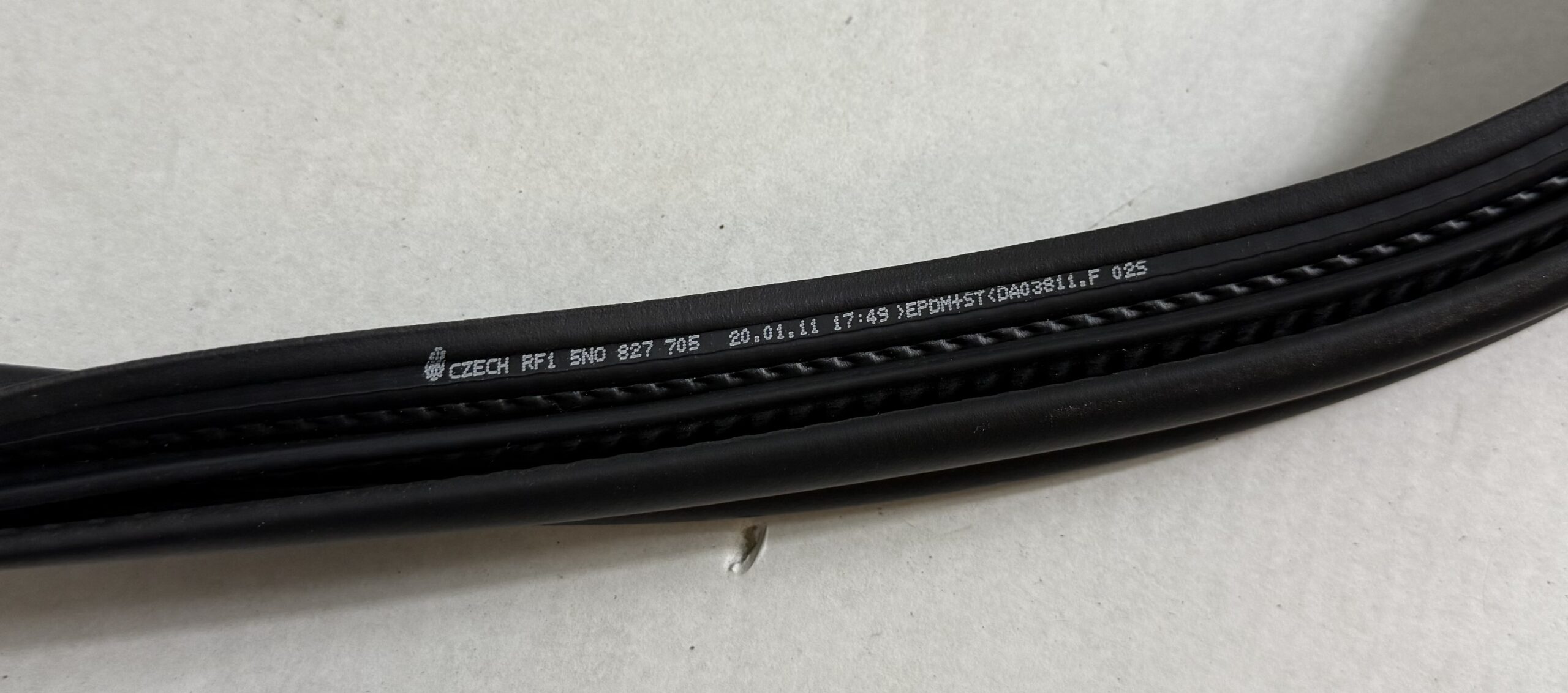 Уплотнитель резиновый с проёма багажника vw tiguan i 2007 2011 17102310 (3)