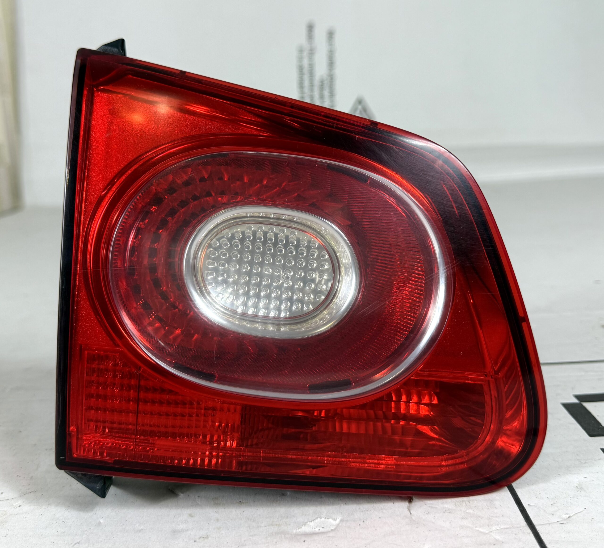 Фонарь задний внутренний левый vw tiguan i 2007 2011 17102317 (1)