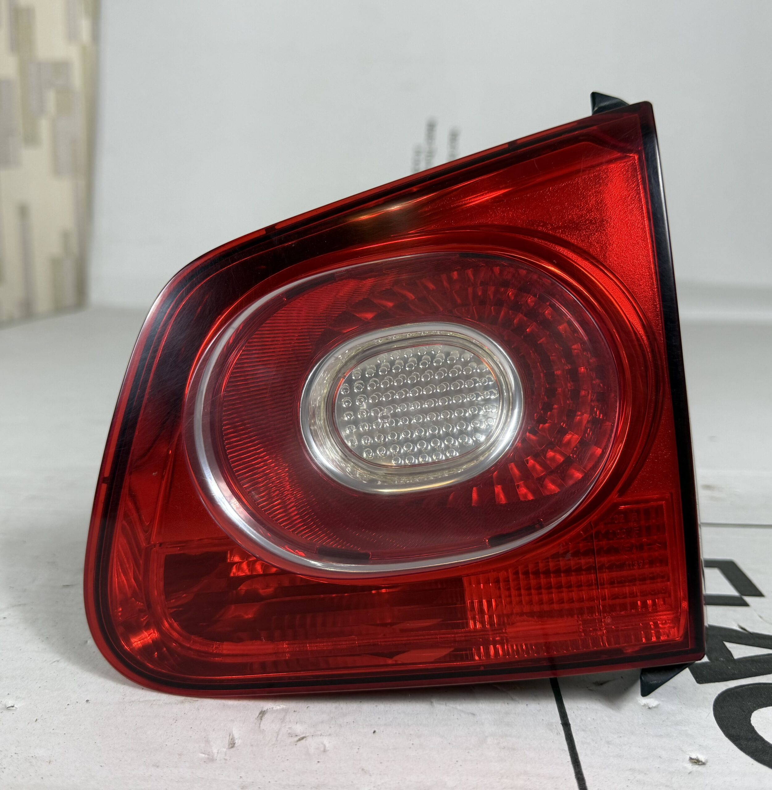 Фонарь задний внутренний правый vw tiguan i 2007 2011 17102318 (1)