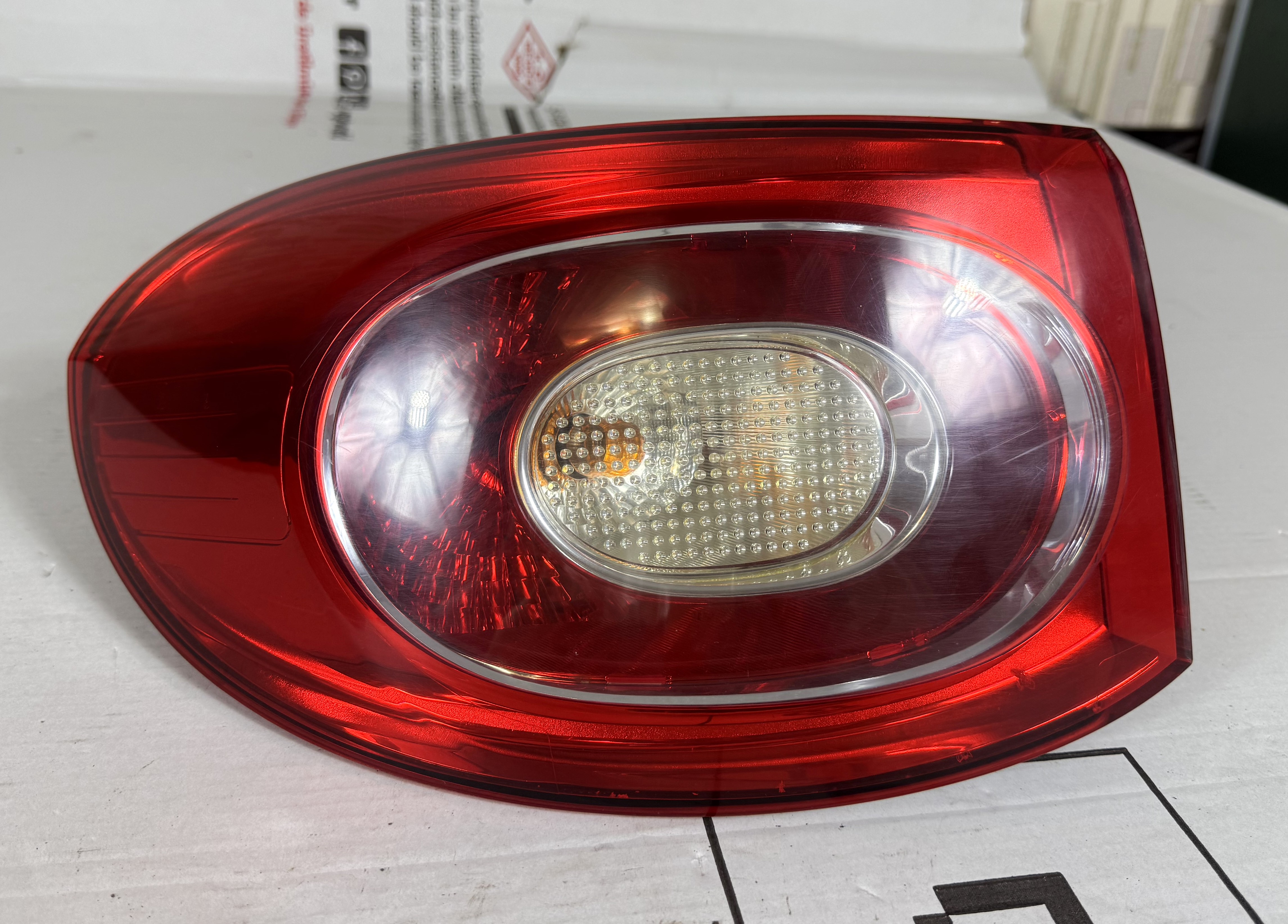 Фонарь задний наружный левый vw tiguan i 2007 2011 17102319 (1)