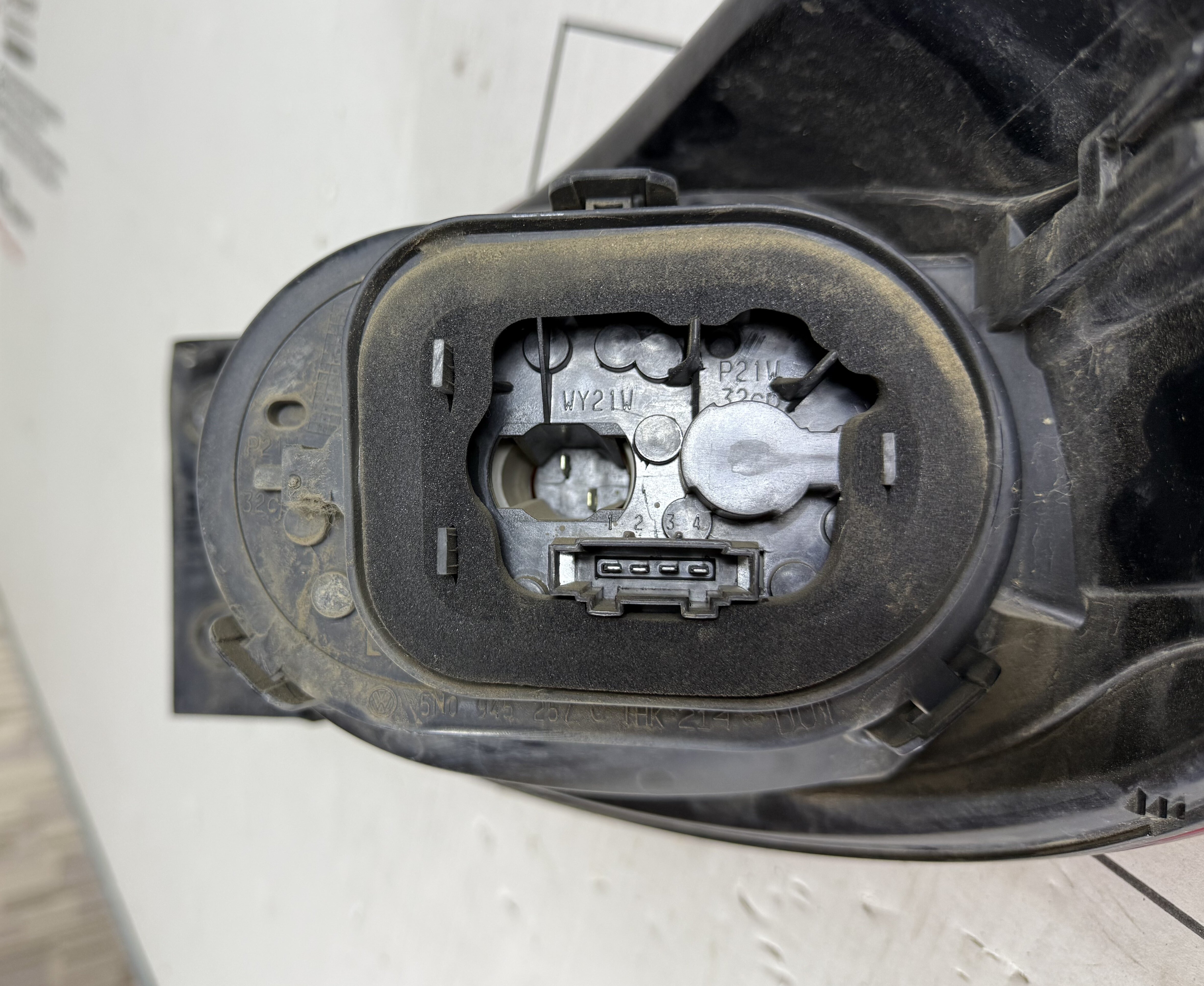Фонарь задний наружный левый vw tiguan i 2007 2011 17102319 (10)