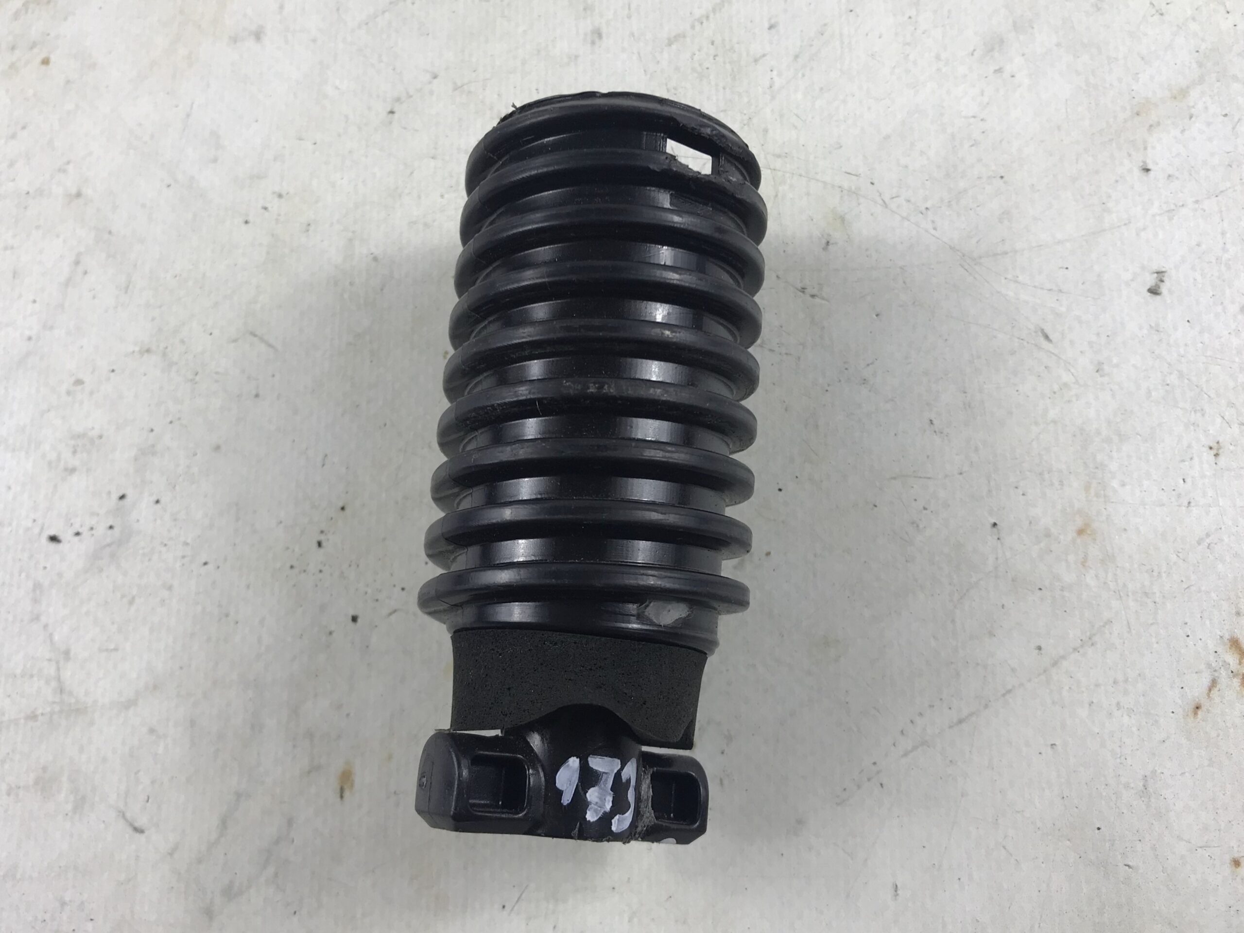 Болт гайки крепления запасного колеса фольксваген джетта 6 17318027 (2)