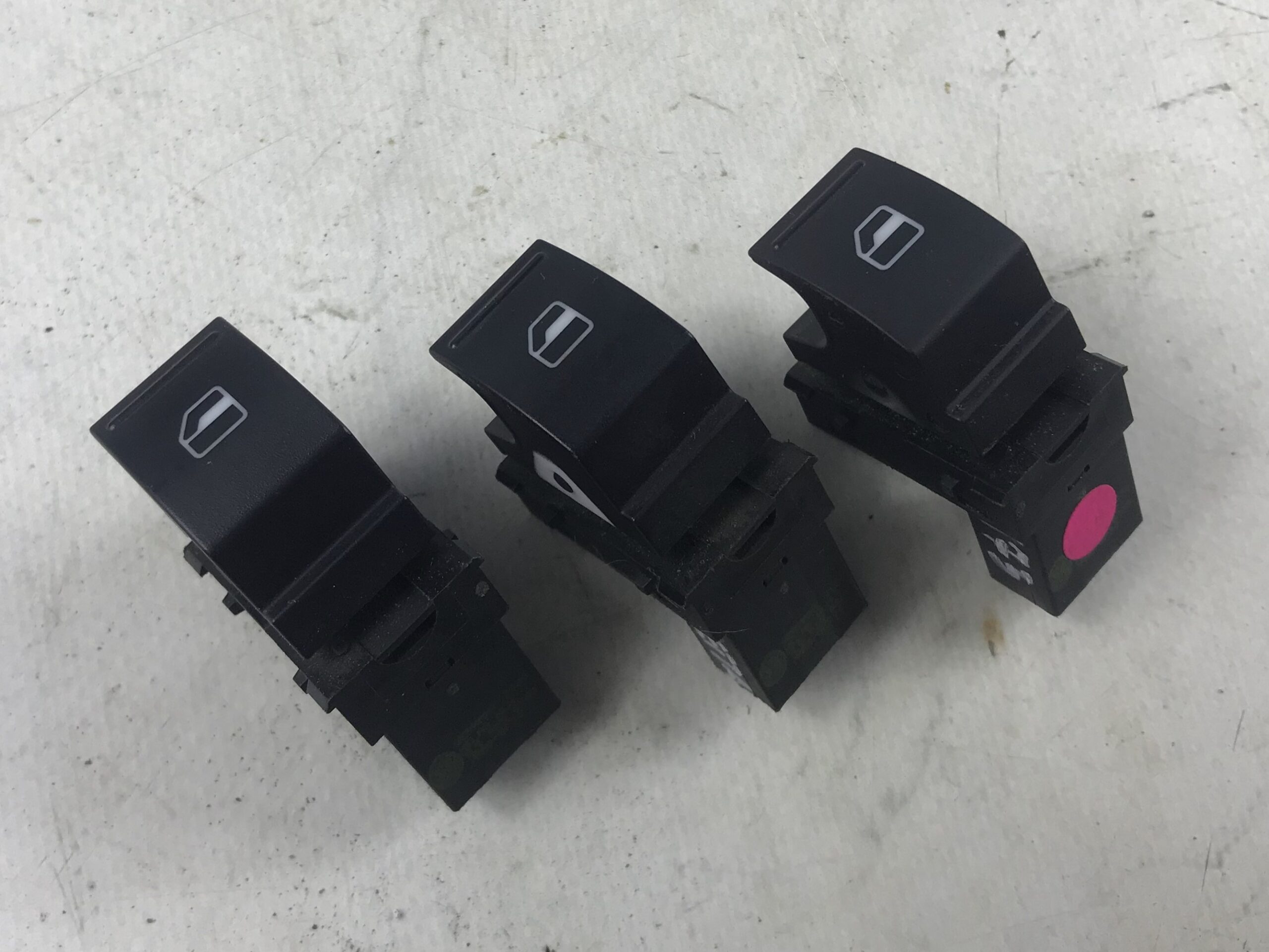 Кнопка стеклоподъемника пассажирская за шт. фольксваген джетта 6 17318071 (1)