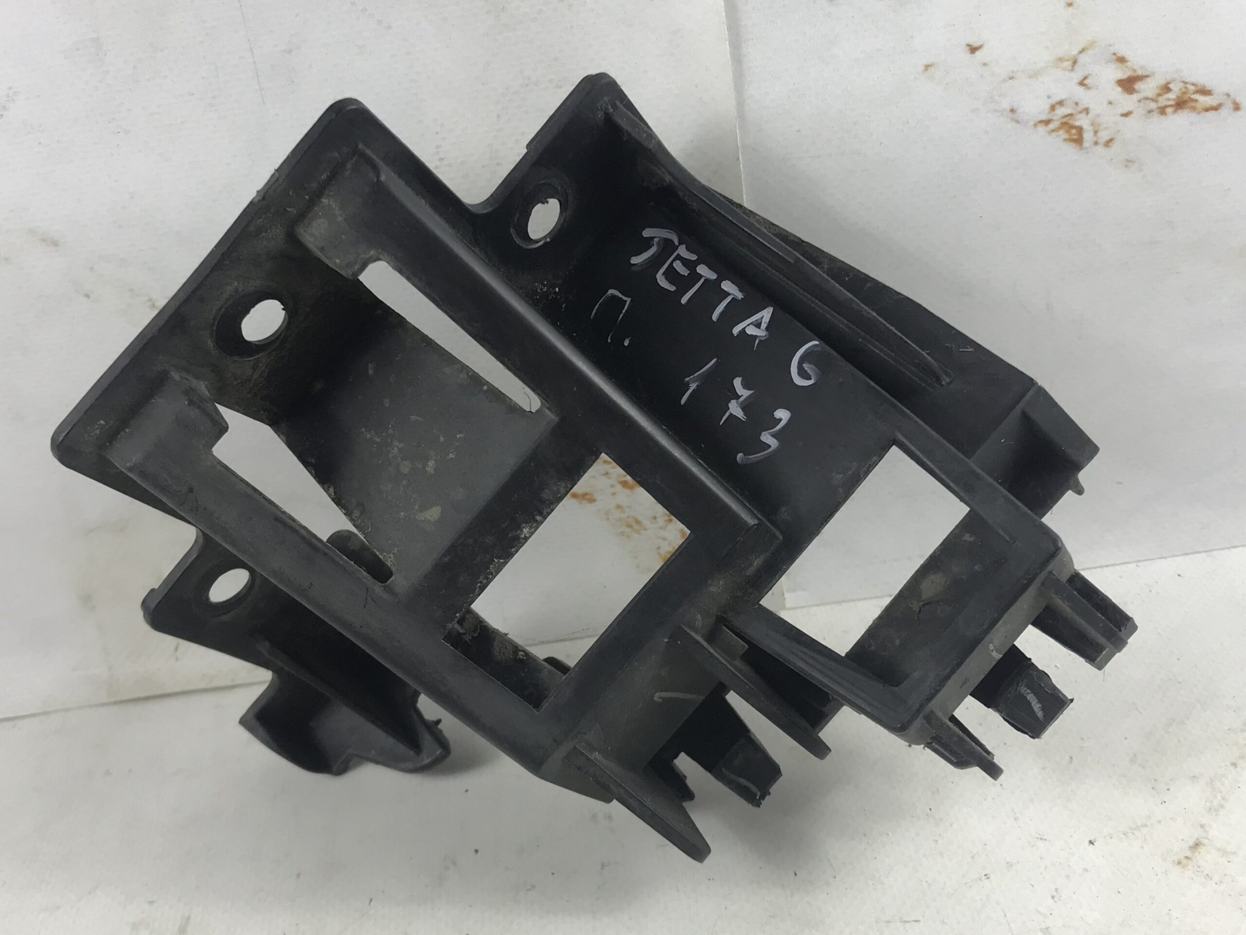 Крепление заднего бампера правое заднее фольксваген джетта 6 17318086 (1)