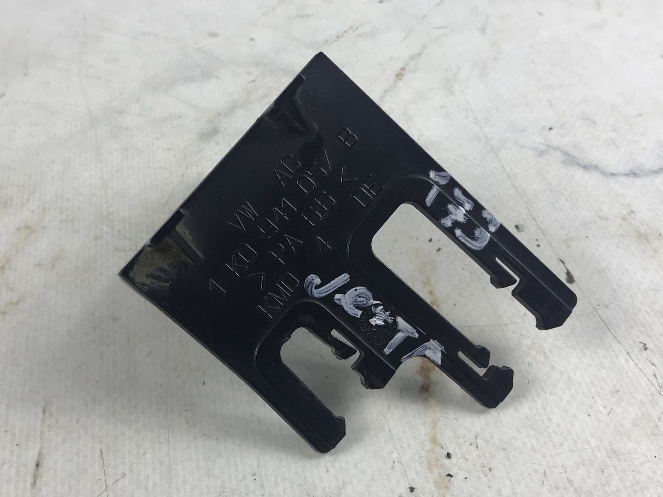 Крепление парктроника фольксваген джетта 6 17318088 (1)