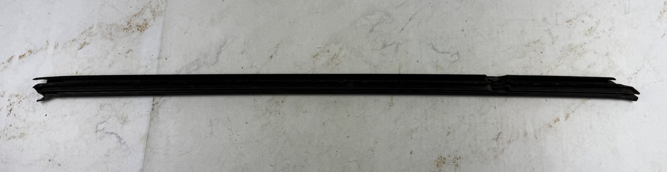 Молдинг двери под стекло внутр зад прав фольксваген джетта 6 17318114 (1)