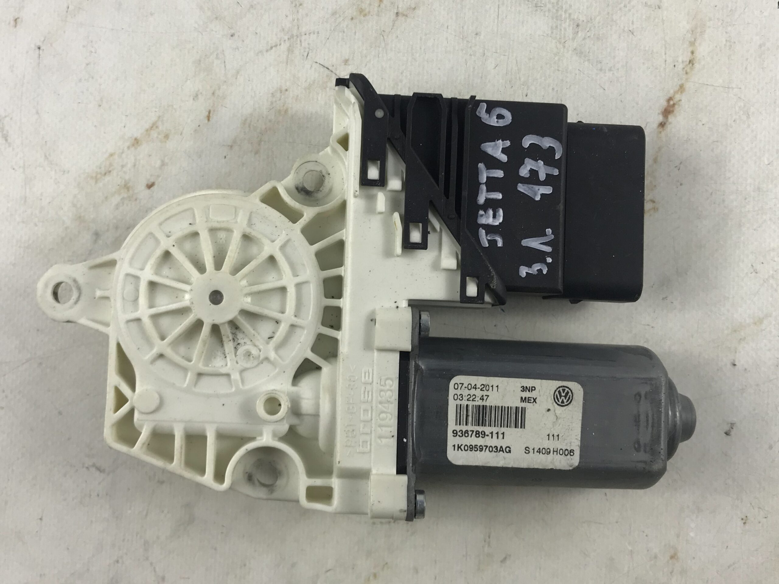 Моторчик стеклоподъемника задний левый фольксваген джетта 6 17318123 (1)