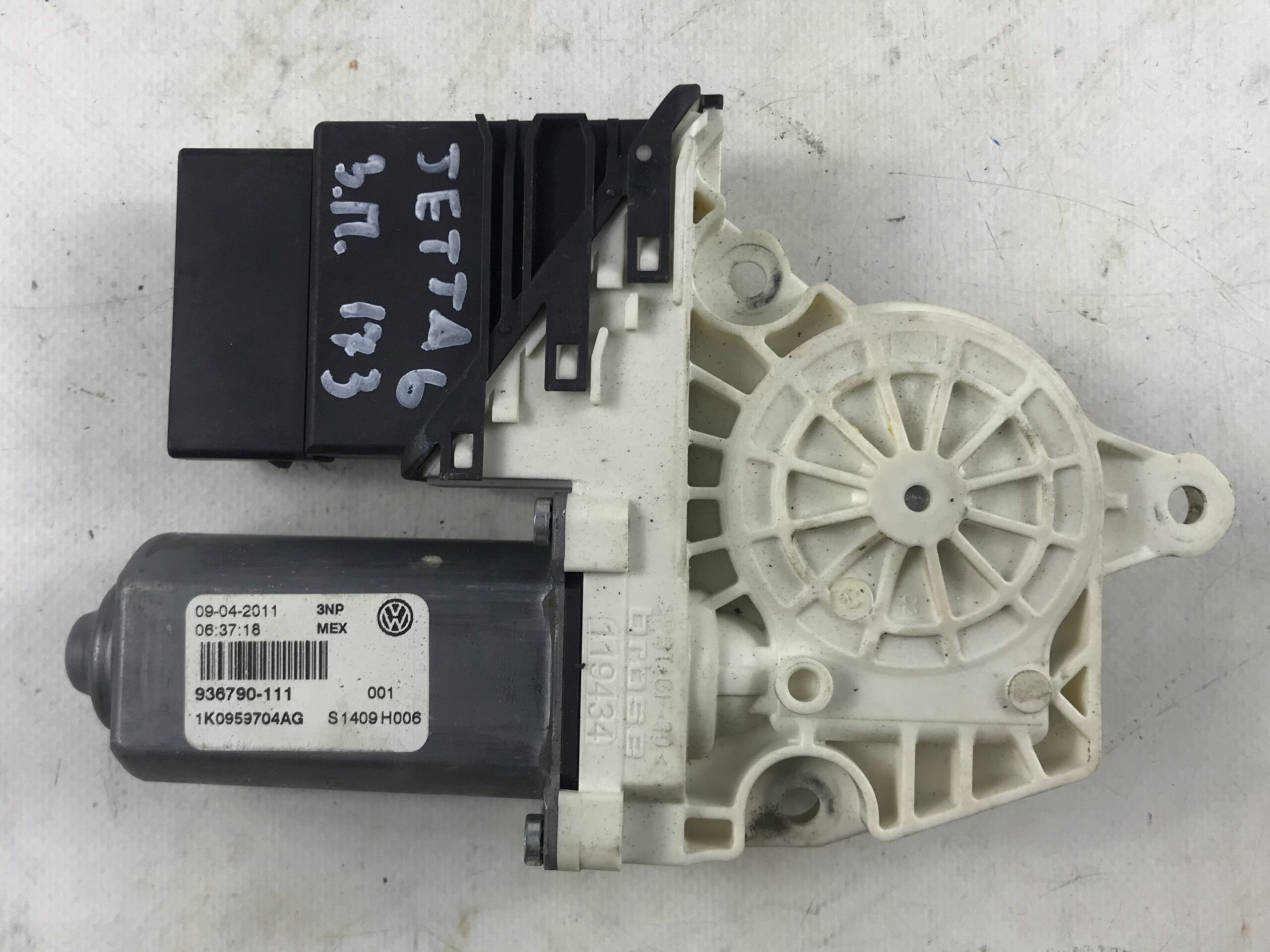 Моторчик стеклоподъемника задний правый фольксваген джетта 6 17318124 (1)